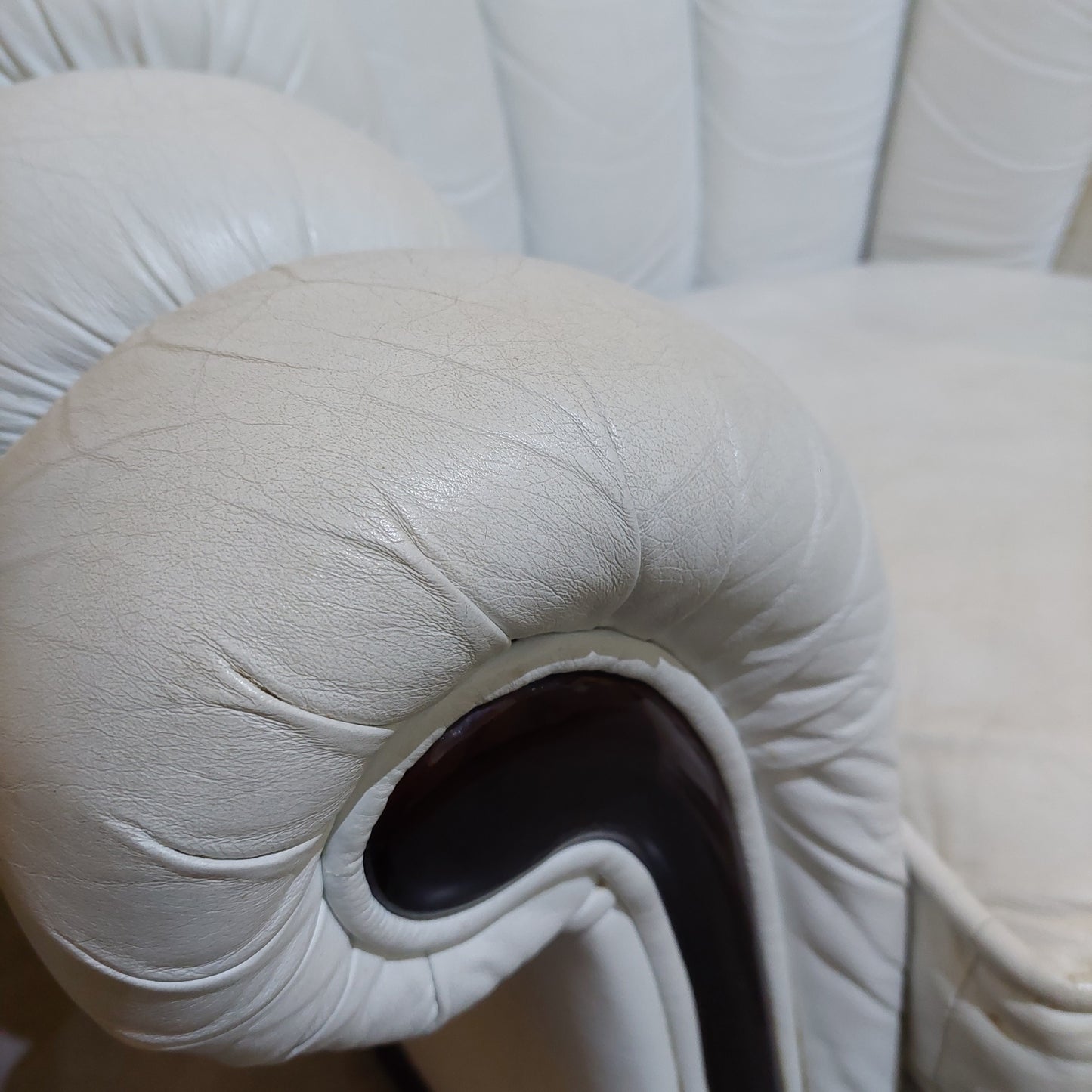 Poltrona* A Conchiglia Bianca In Pelle Cm103x90x90