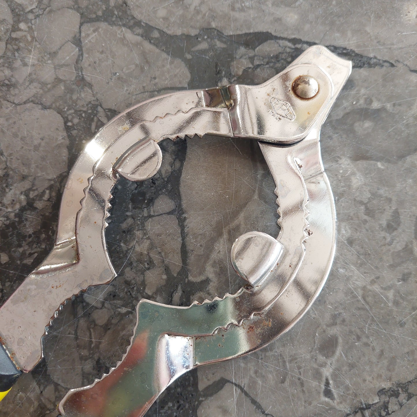 Pinza Apribarattoli