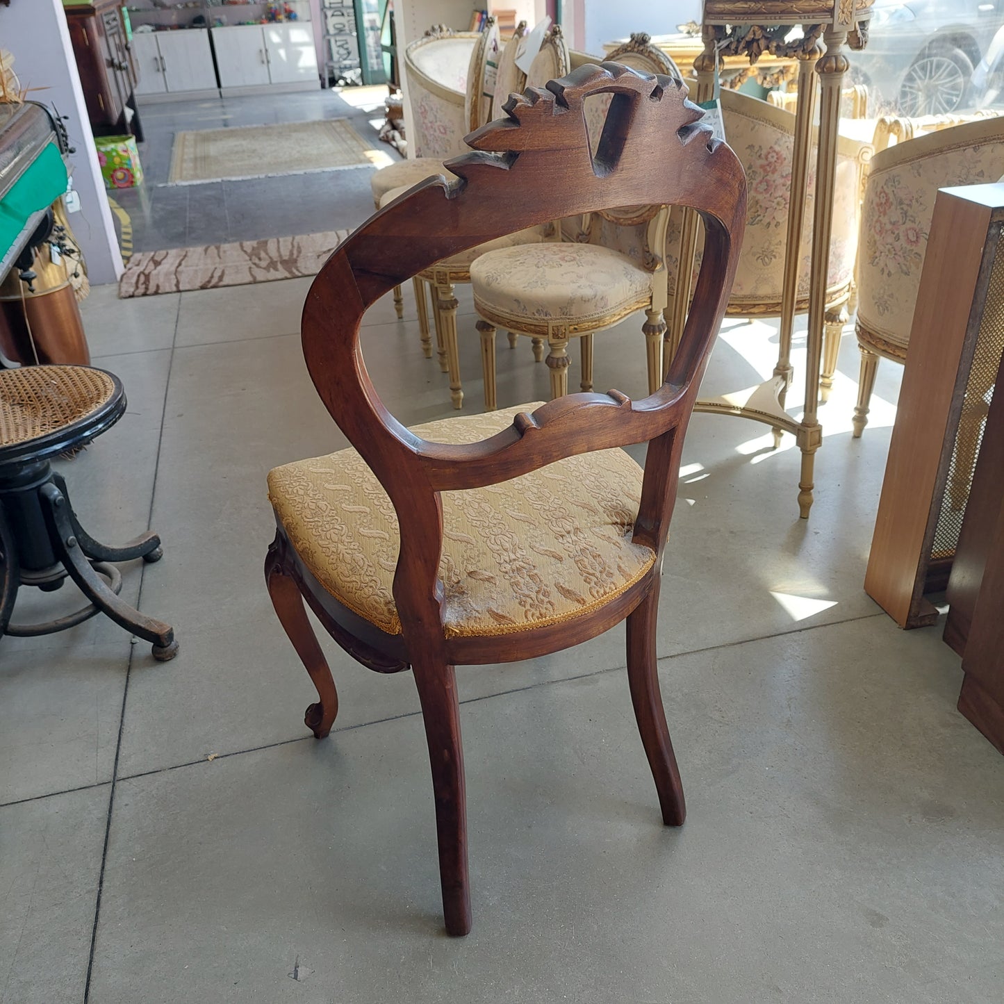Sedia Intagliata In Legno