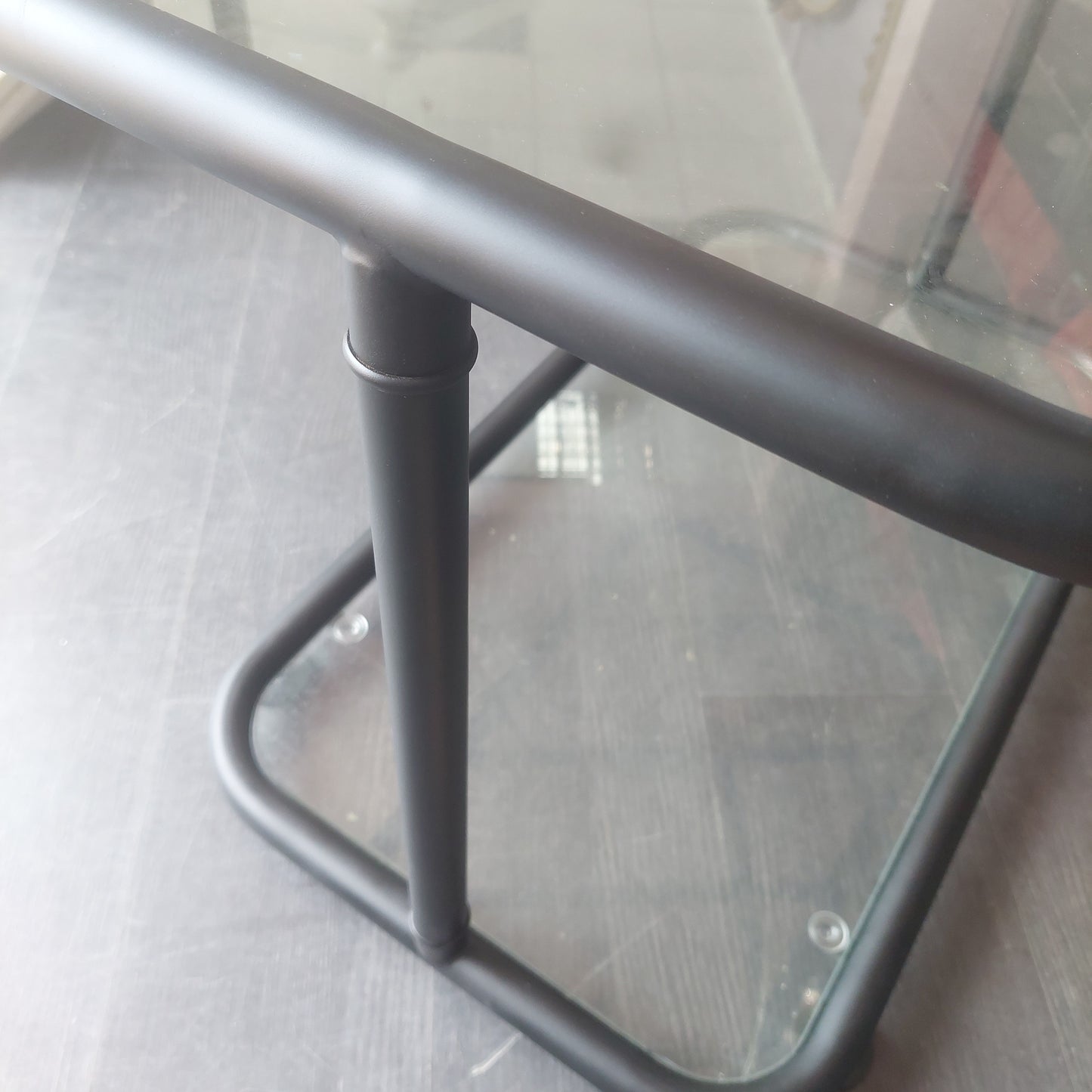 Tavolino In Metallo Nero 2 Ripiani Con Vetro Cm47x79x55h