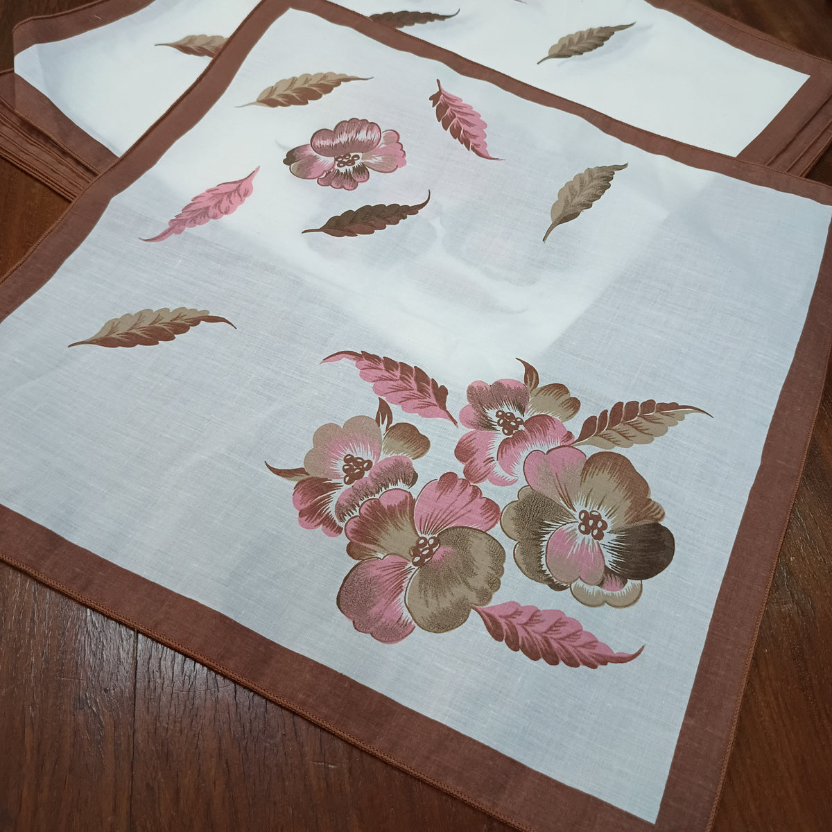 Tovaglia Stampata Fiori Rosa/marrone Cm240x140 +11 Tovaglioli