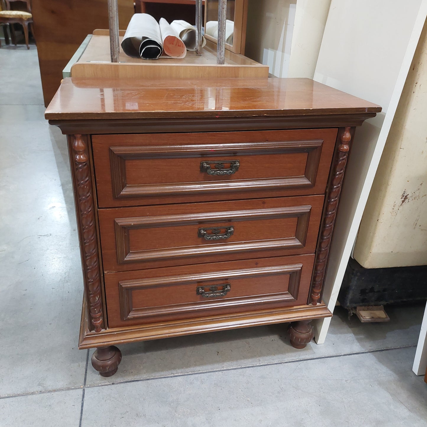 Comodino Legno 3 Cassetti Cm 59x34x63h