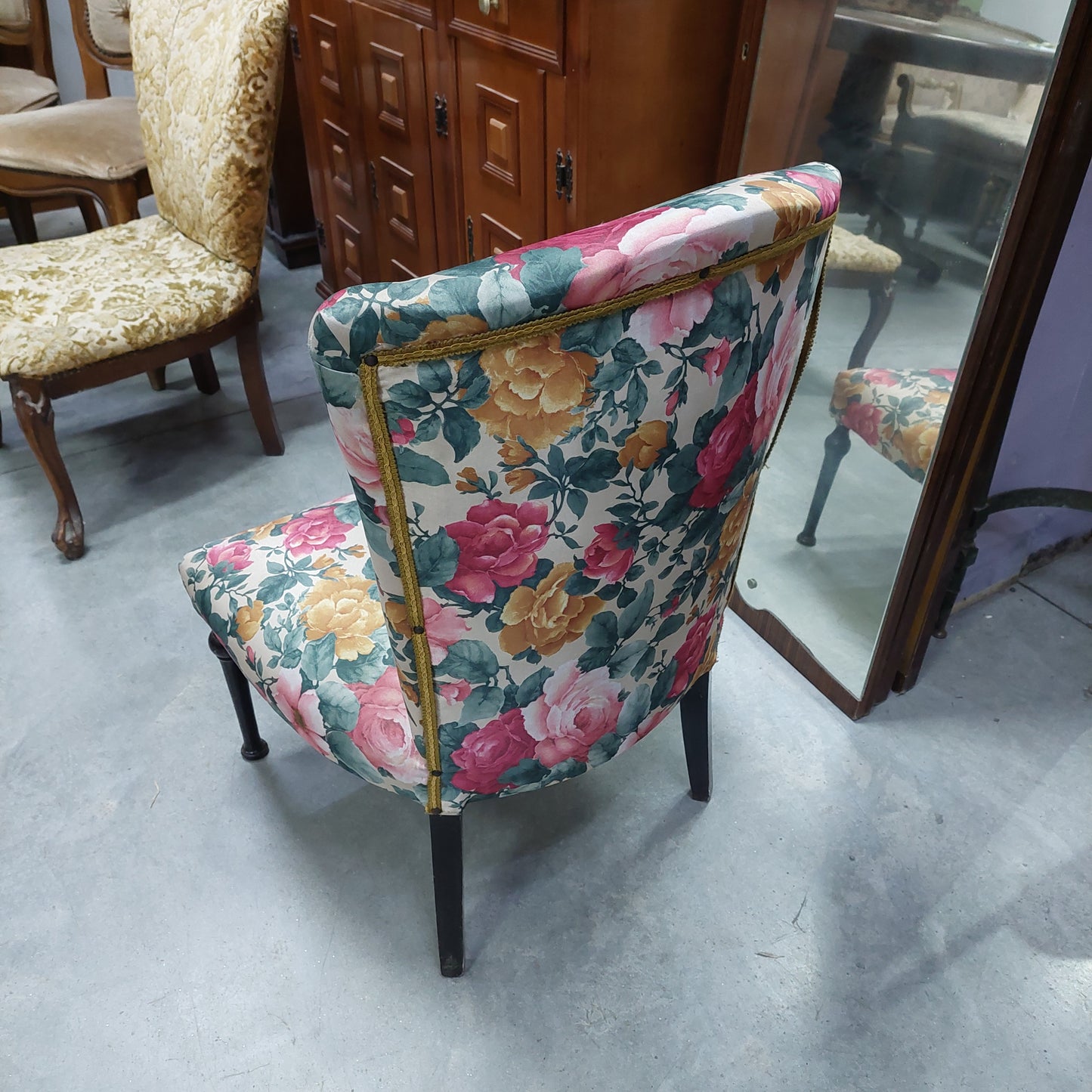 Poltroncina Da Camera Tessuto A Fiori