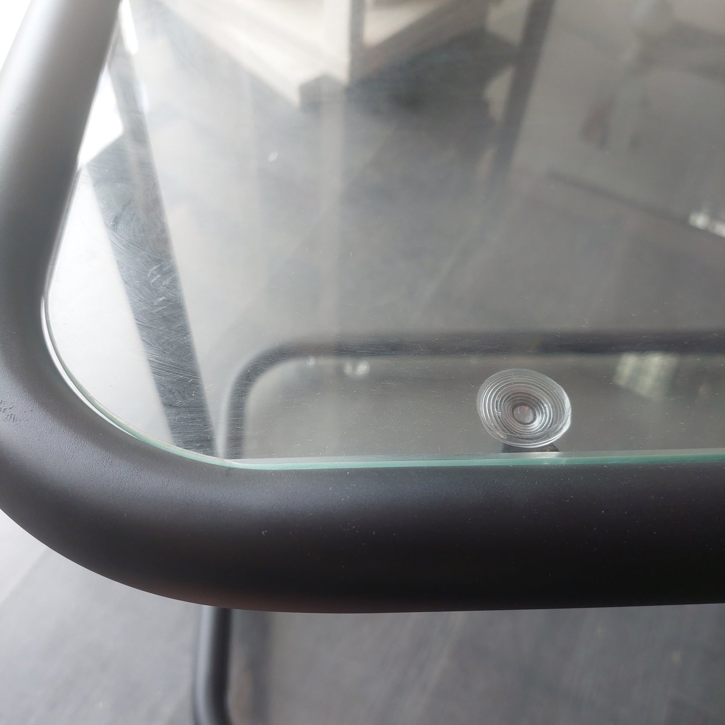 Tavolino In Metallo Nero 2 Ripiani Con Vetro Cm47x79x55h