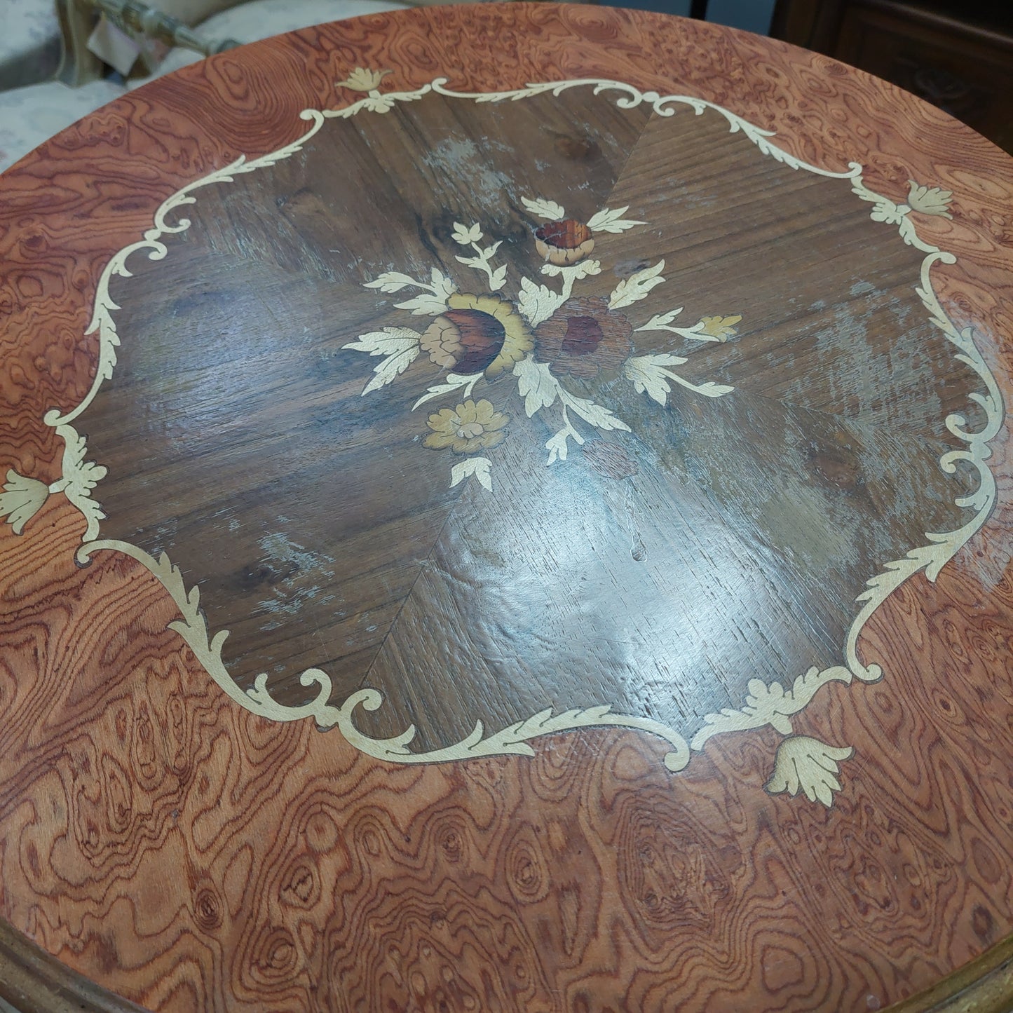 Tavolino Tondo 3 Piedi Legno Intarsiato D54x59h
