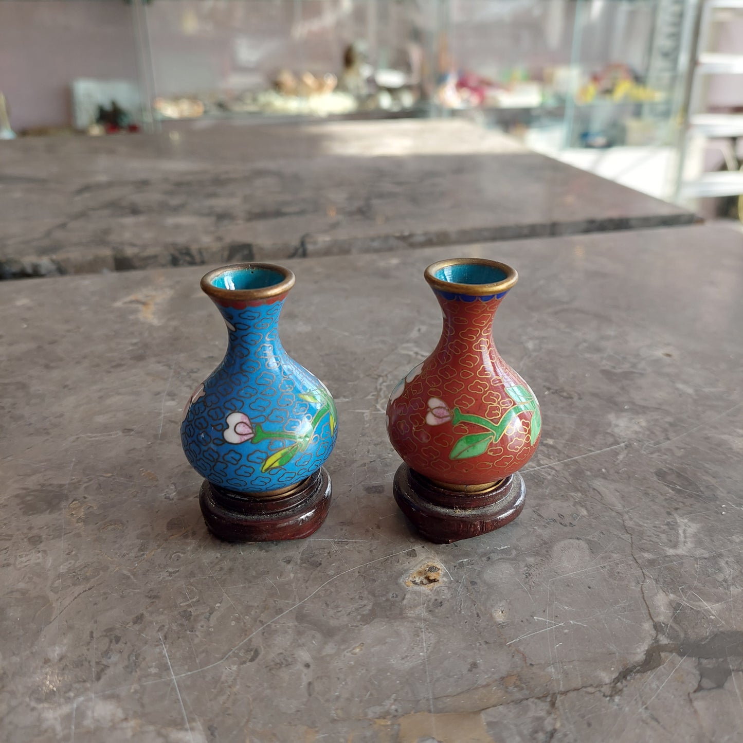 Coppia Vasetti Cloisonne Con Basetta Legno H5,5
