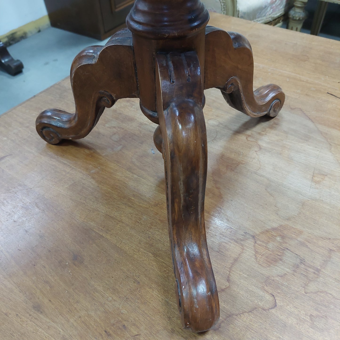 Tavolino Tondo 3 Piedi Legno Intarsiato D54x59h