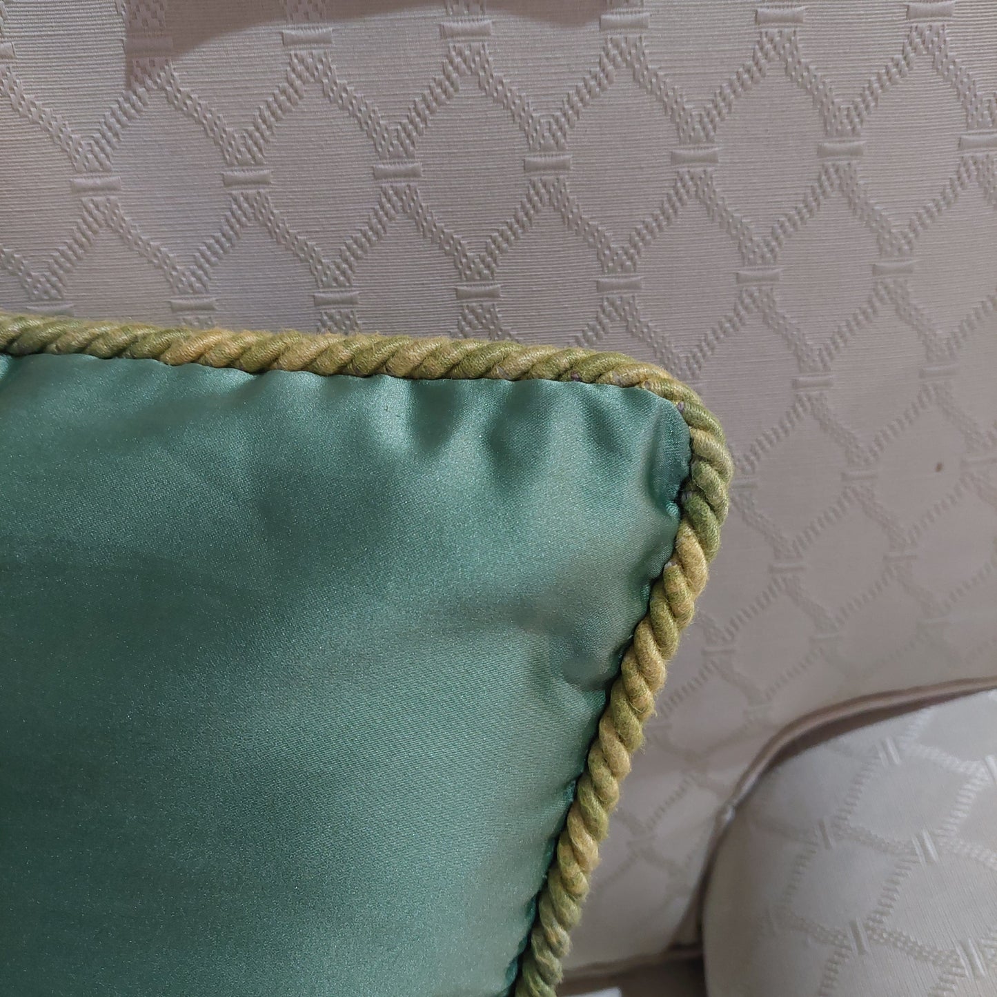 Cuscino Verde Raso Con Bordura Intrecciata