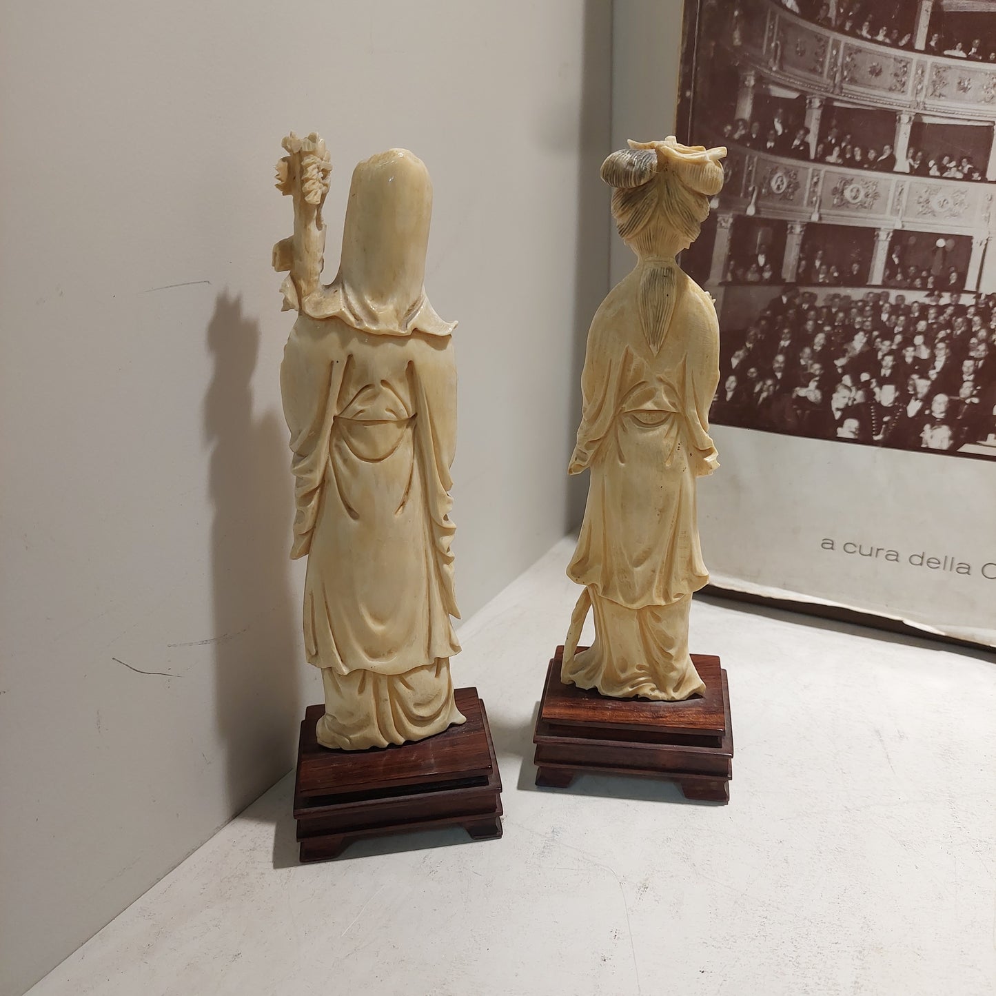Coppia Statuine Saggi Cinesi In Osso Con Base Legno