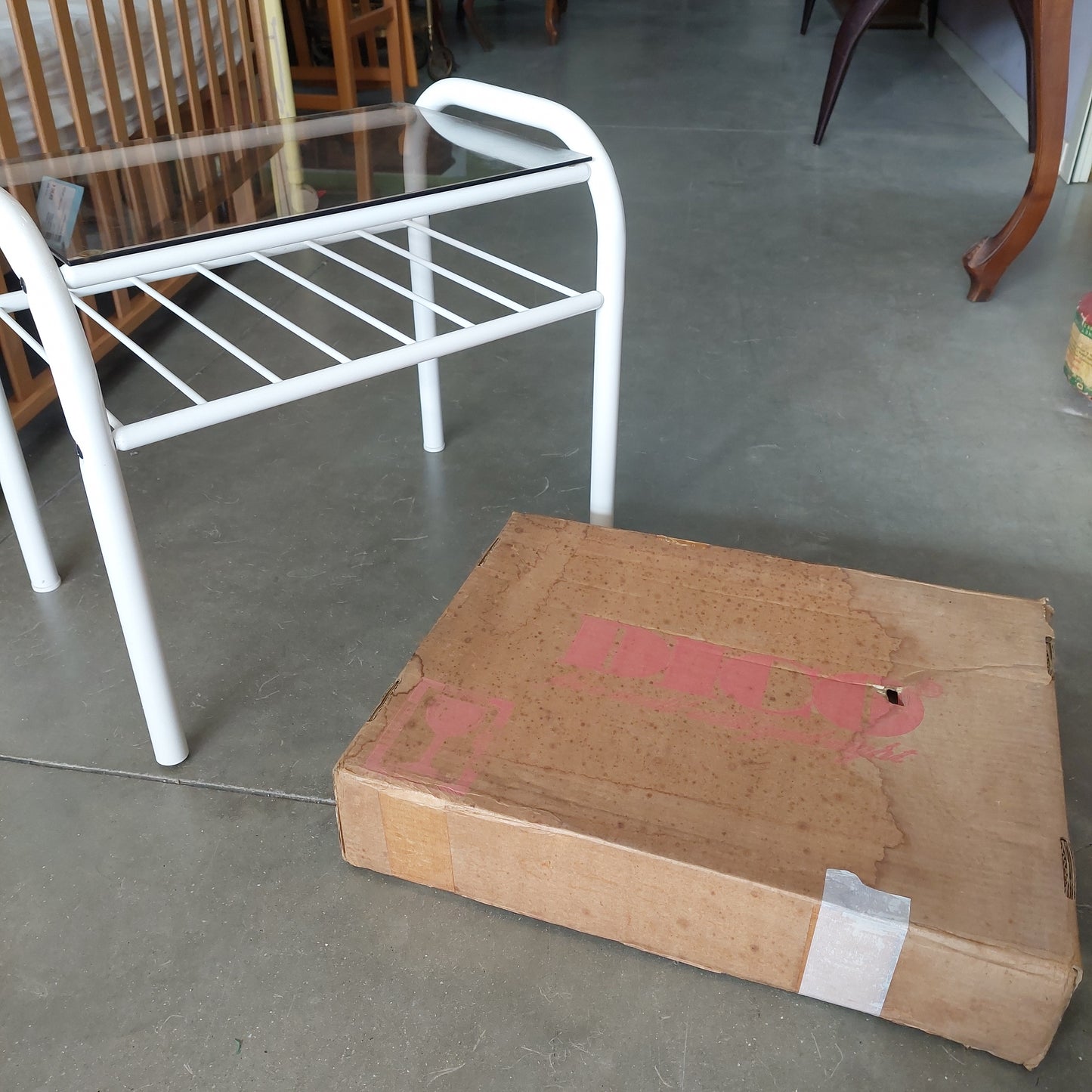Coppia Comodini Metallo Bianco E Vetro Cm49x35x44h