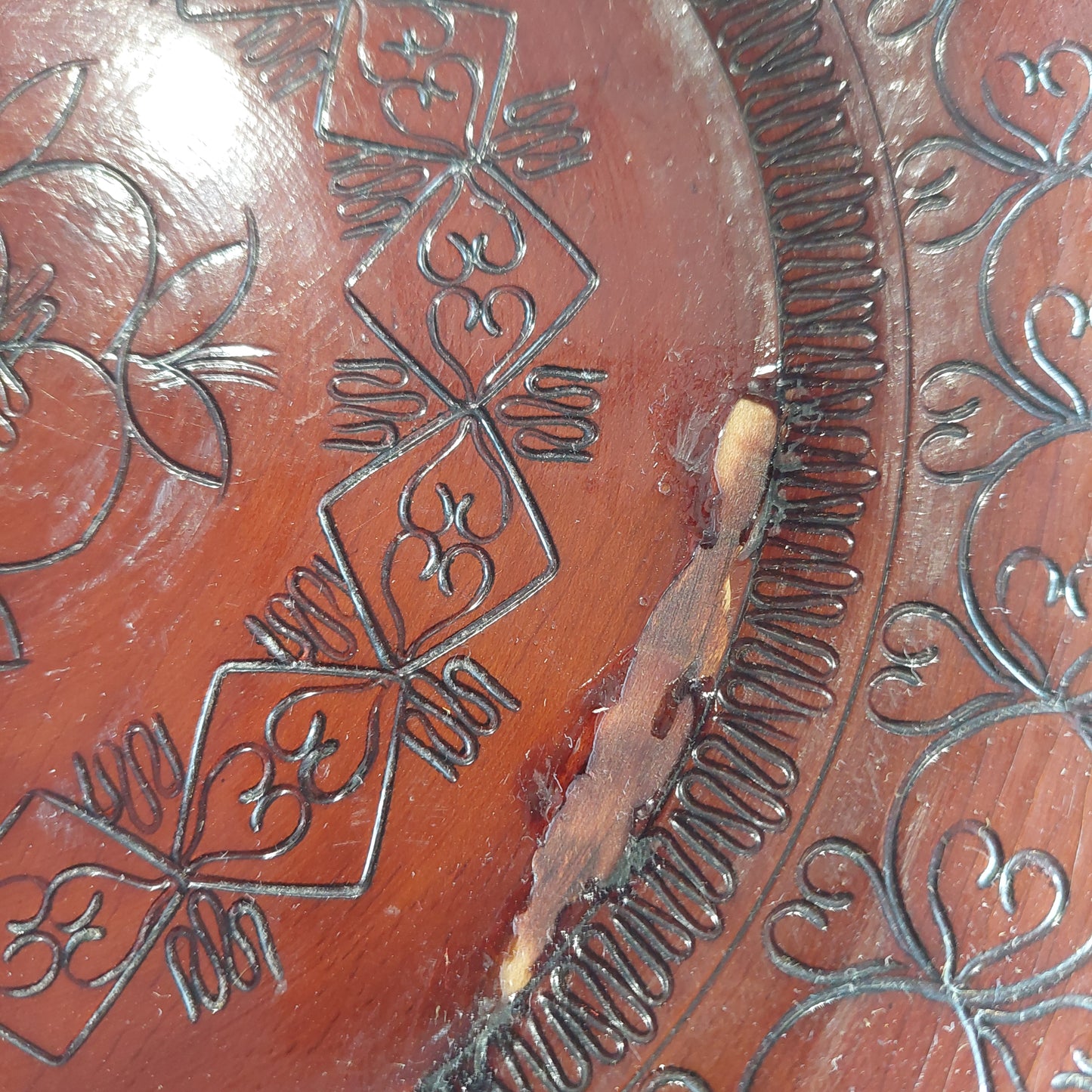 Piatto Artigianale Legno Intagliato E Dipinto D25