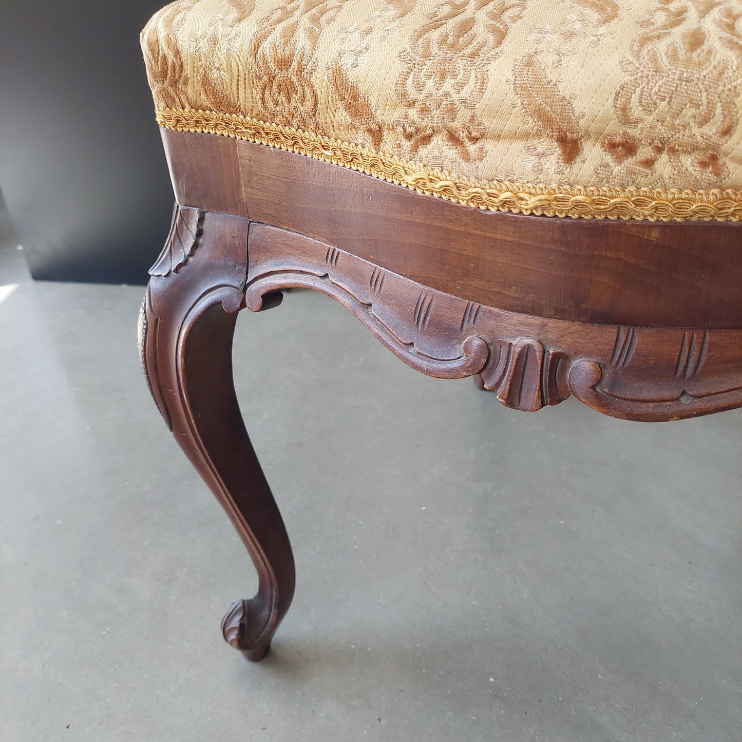 Sedia Intagliata In Legno