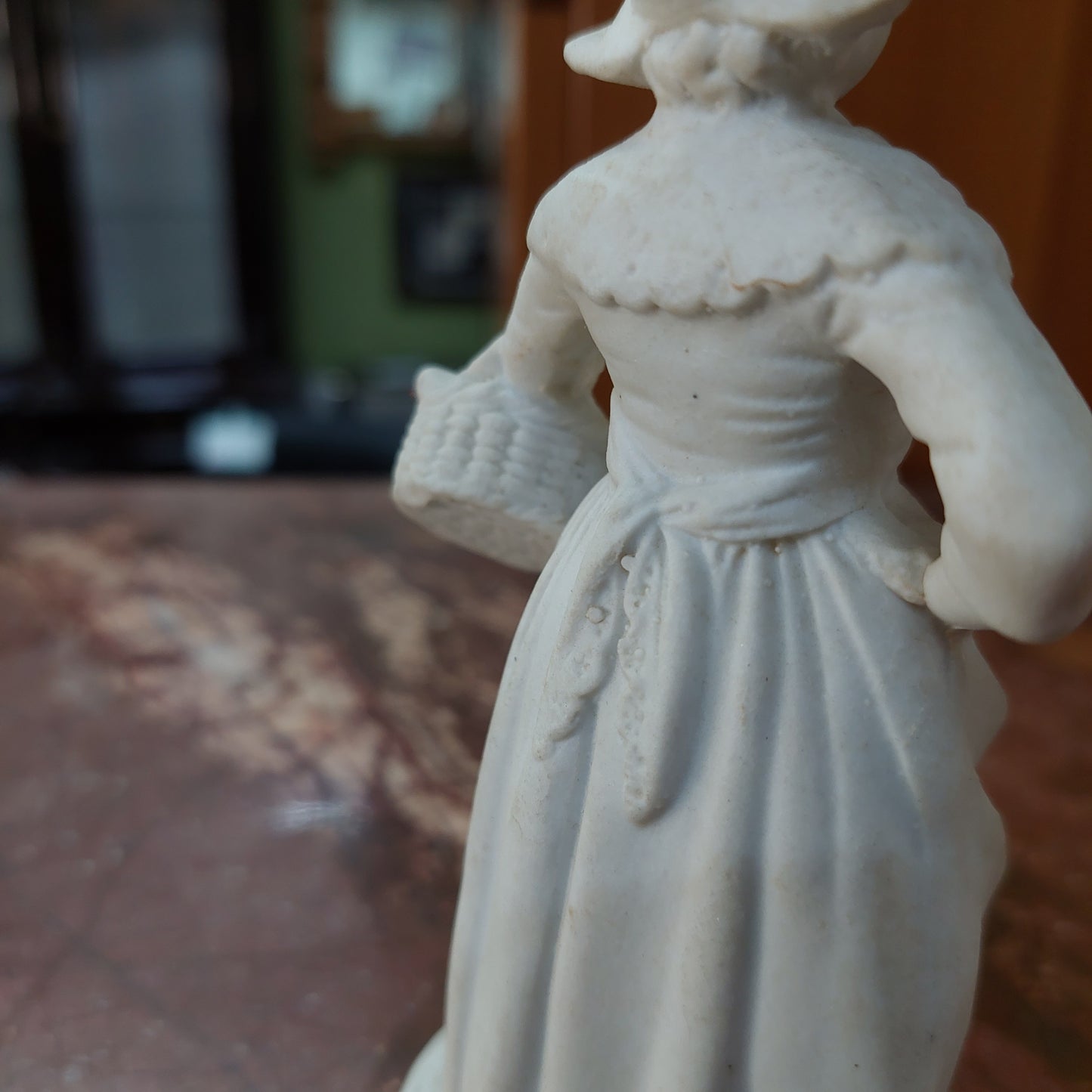Statuina Antica Contadina Porc Biscuit H15