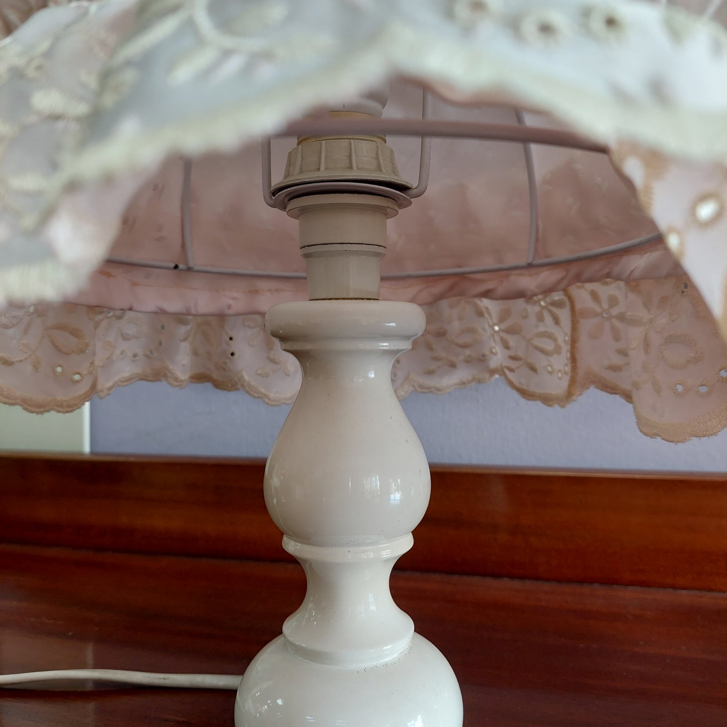 Coppia Abat Jour Legno Bianco Volant Rosa