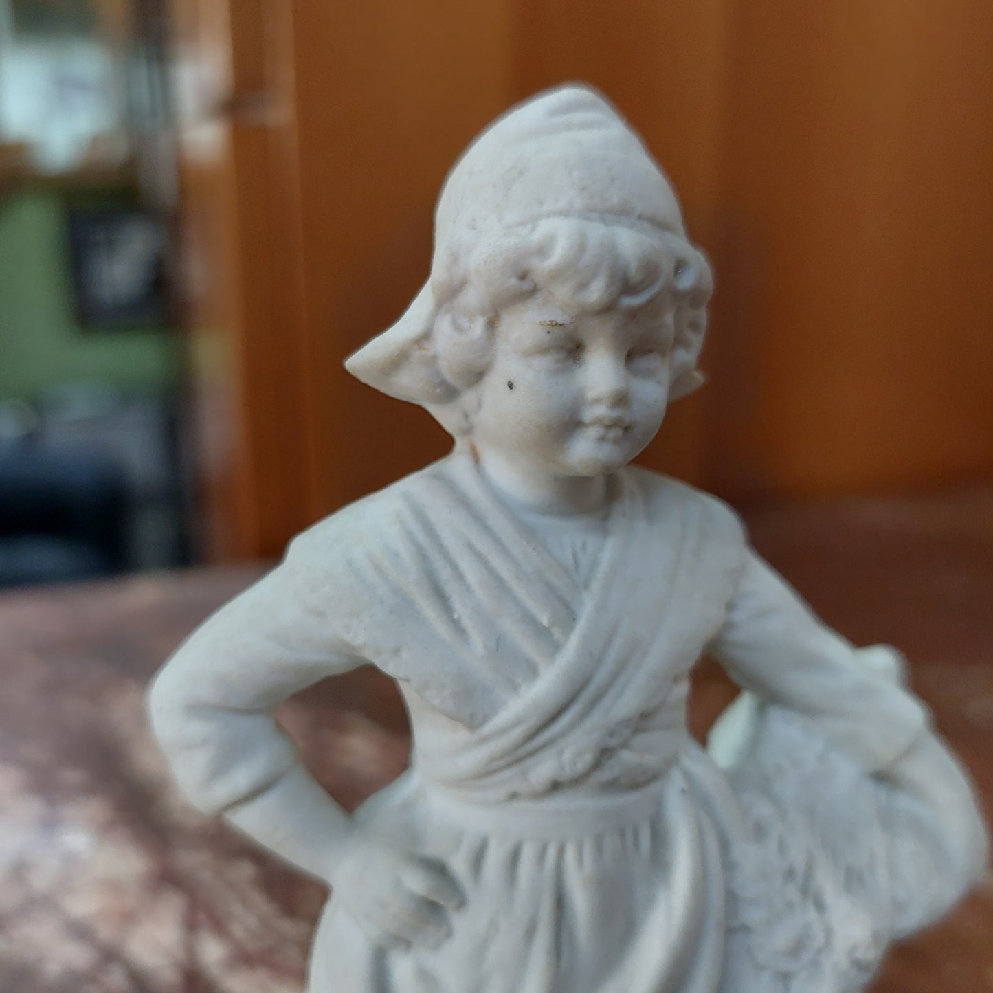 Statuina Antica Contadina Porc Biscuit H15