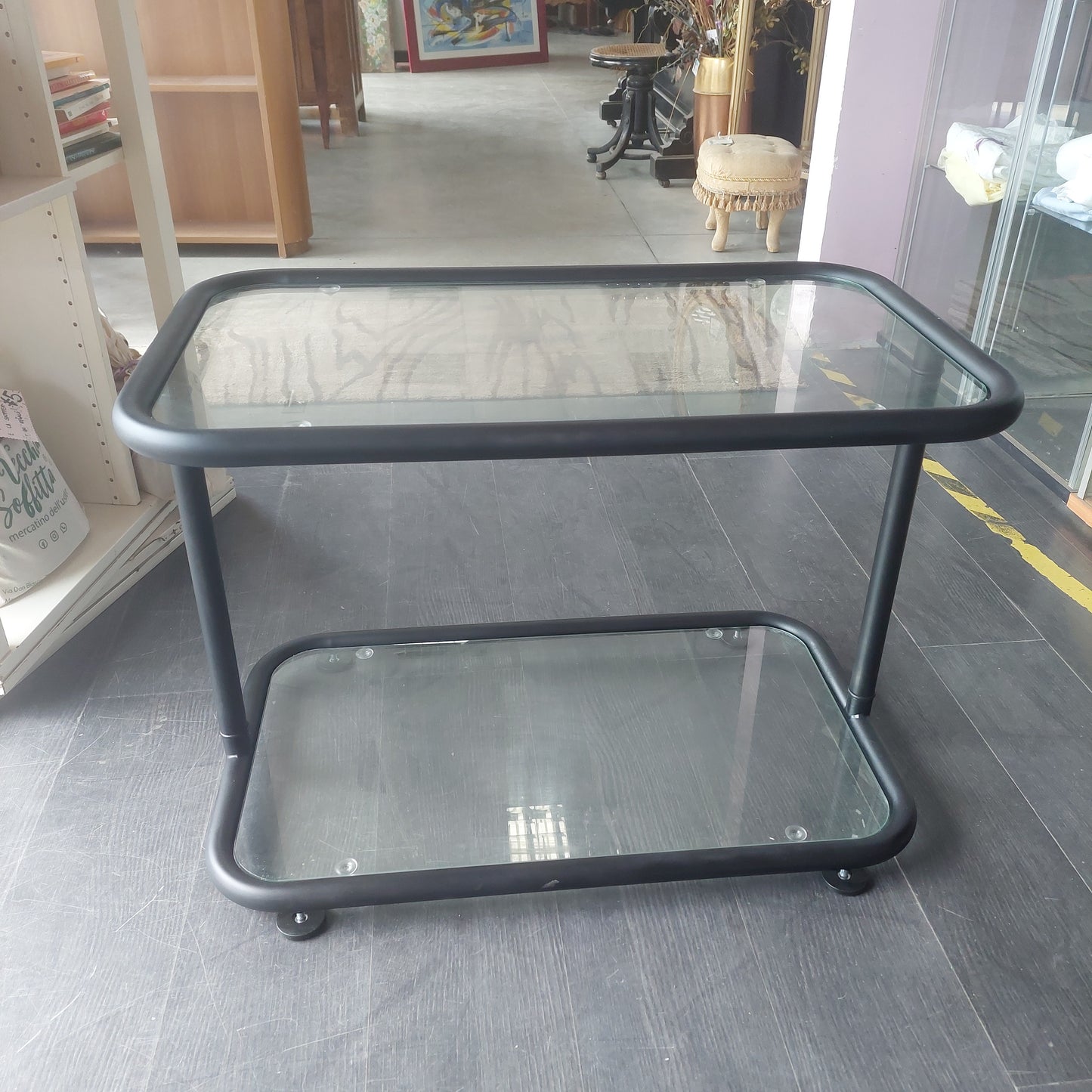Tavolino In Metallo Nero 2 Ripiani Con Vetro Cm47x79x55h