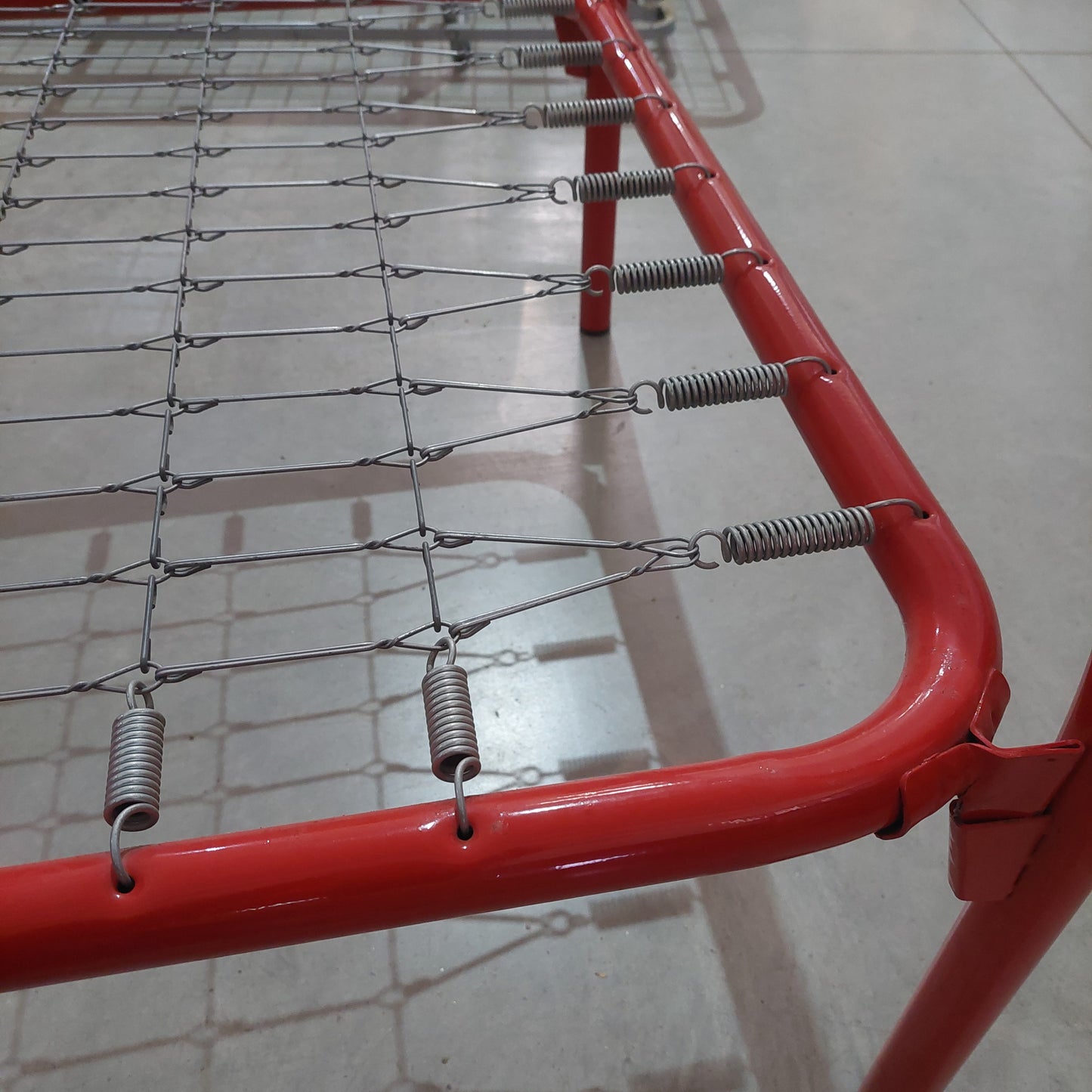 Letto Singolo Rosso Con Rete Metallo Cm84x192h