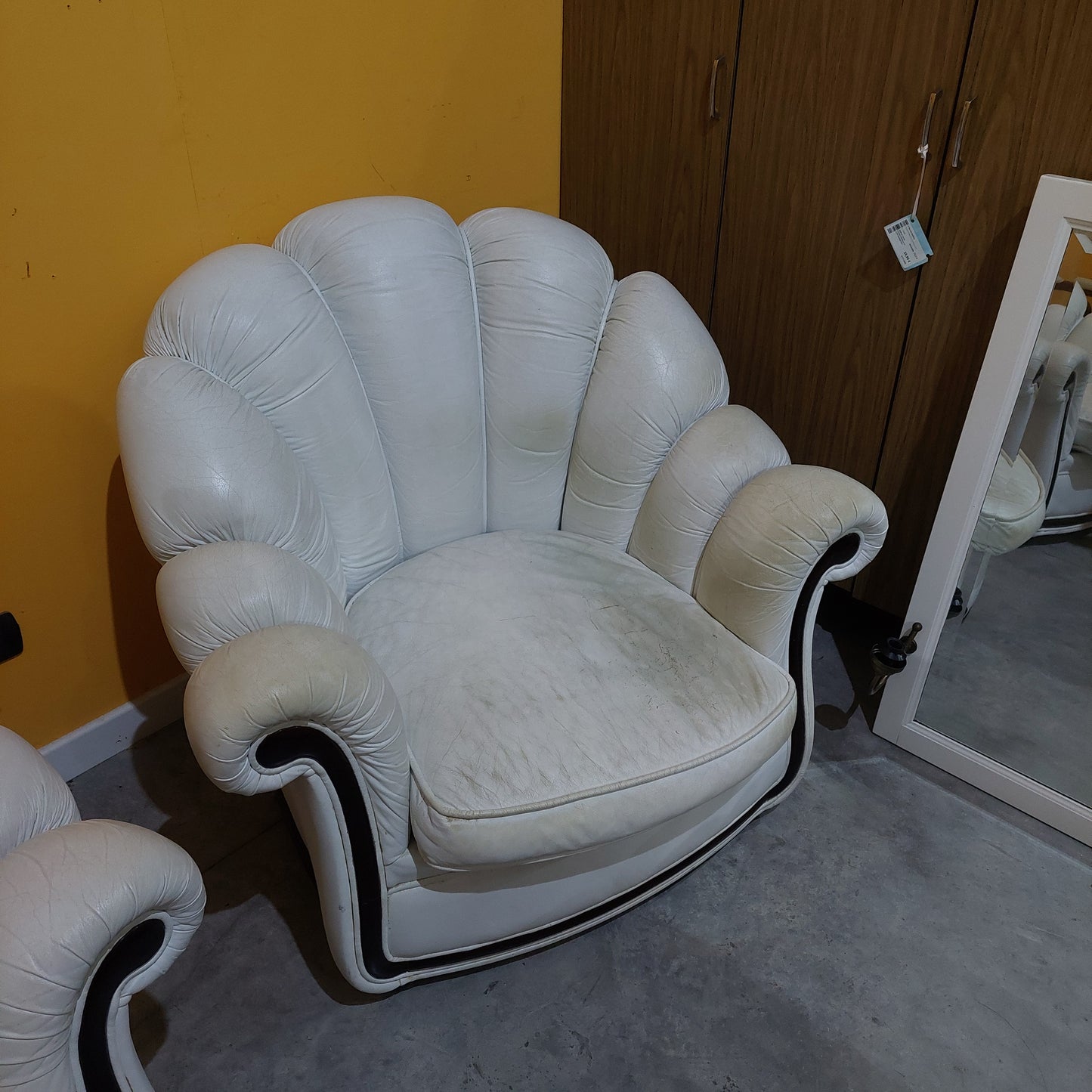 Poltrona* A Conchiglia Bianca In Pelle Cm103x90x90