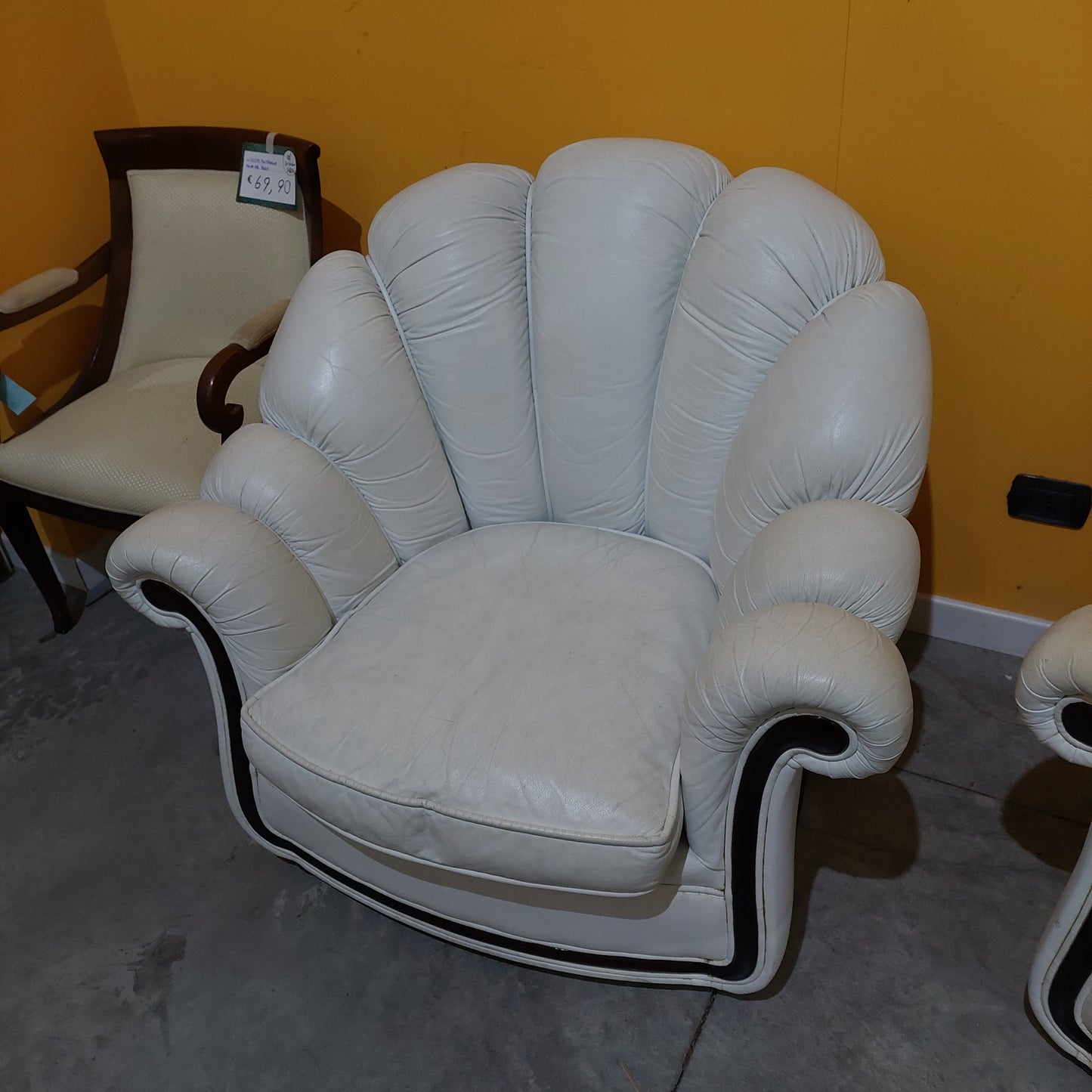 Poltrona* A Conchiglia Bianca In Pelle Cm103x90x90