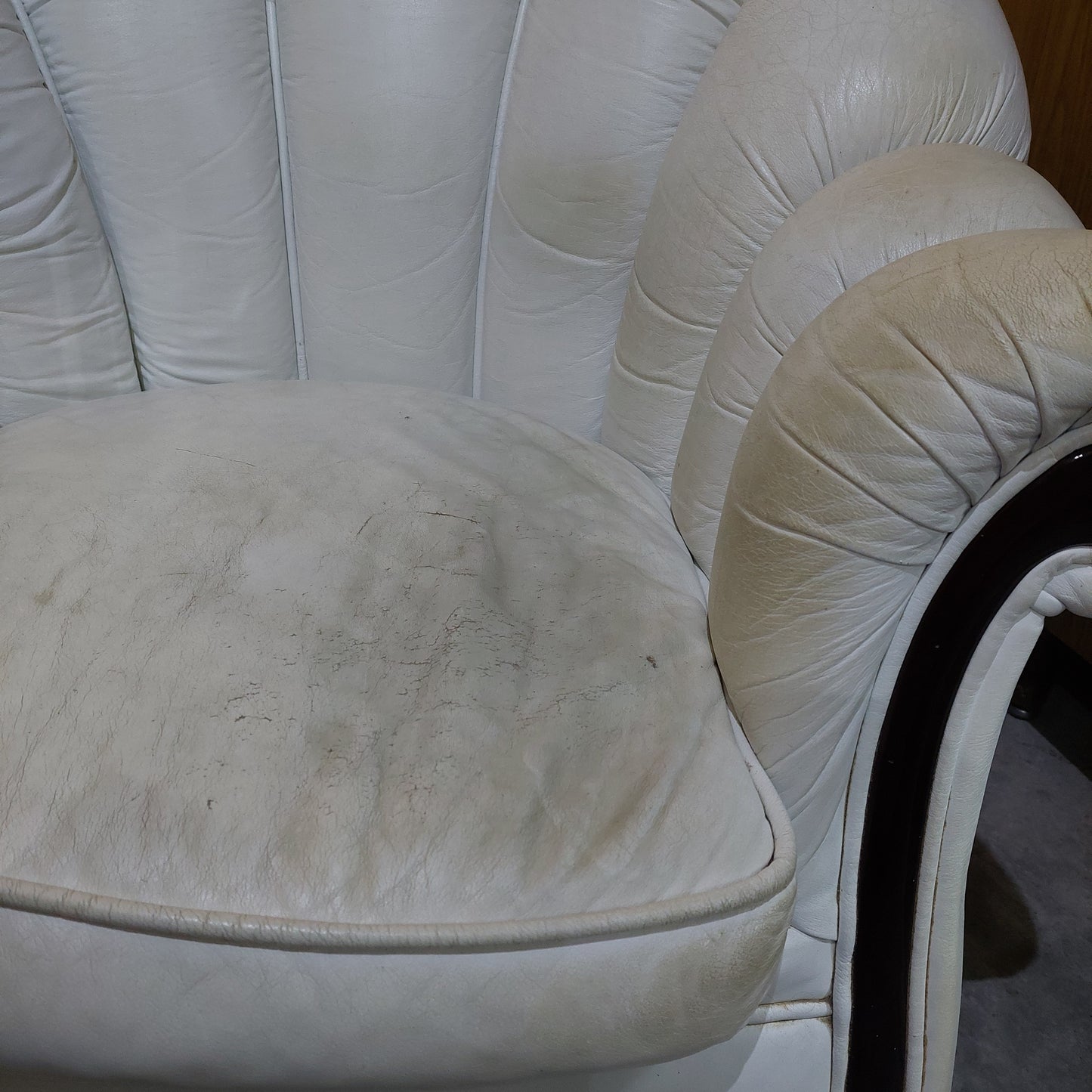 Poltrona* A Conchiglia Bianca In Pelle Cm103x90x90