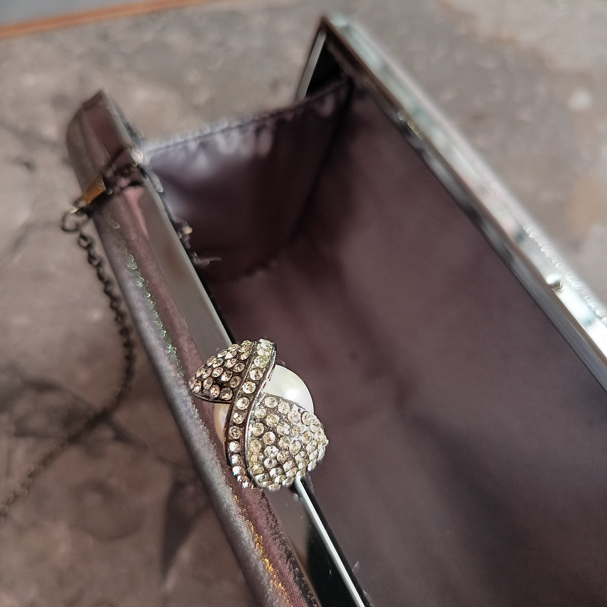 Pochette Grigia Chiusura Clic-clac Perla