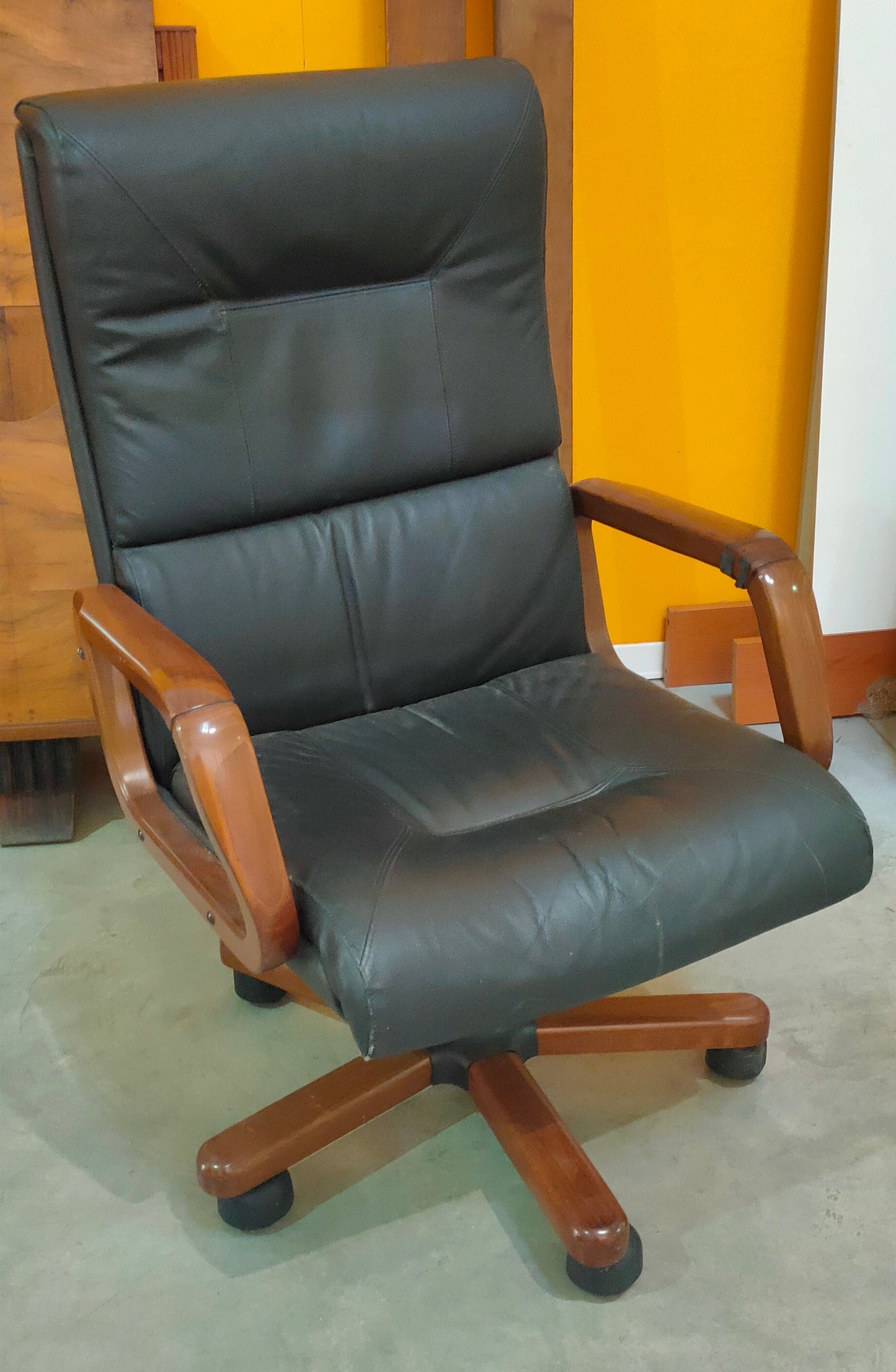 Poltrona Da Ufficio Legno Pelle Nera Crisafulli