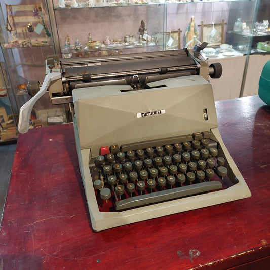 Macchina Da Scrivere Olivetti 82