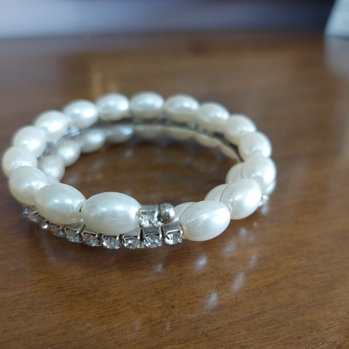 Bracciale Semirigido Perline Bianche E Strass