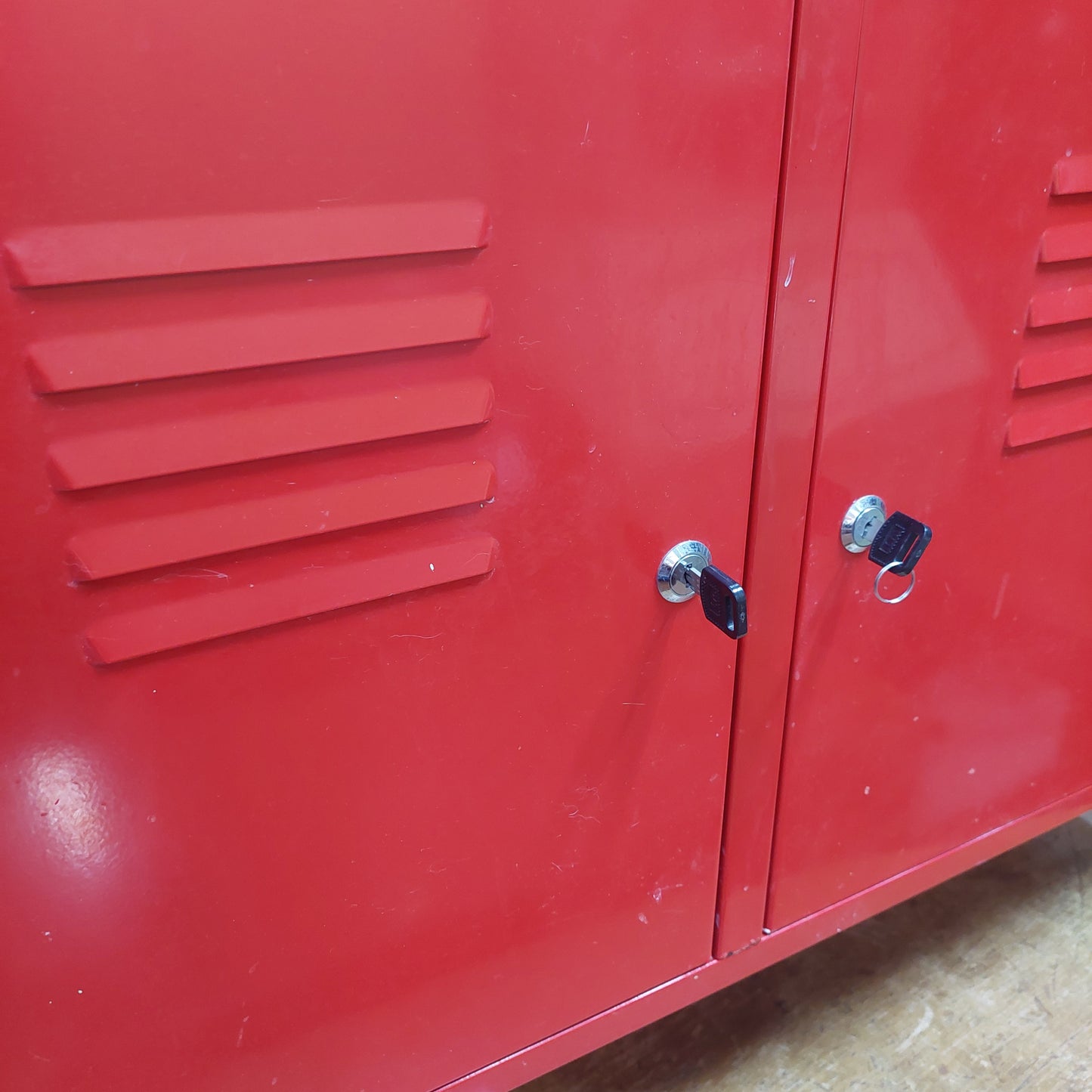 Mobile Metallo Rosso 2/a Scorrevoli Cm118x40x63h