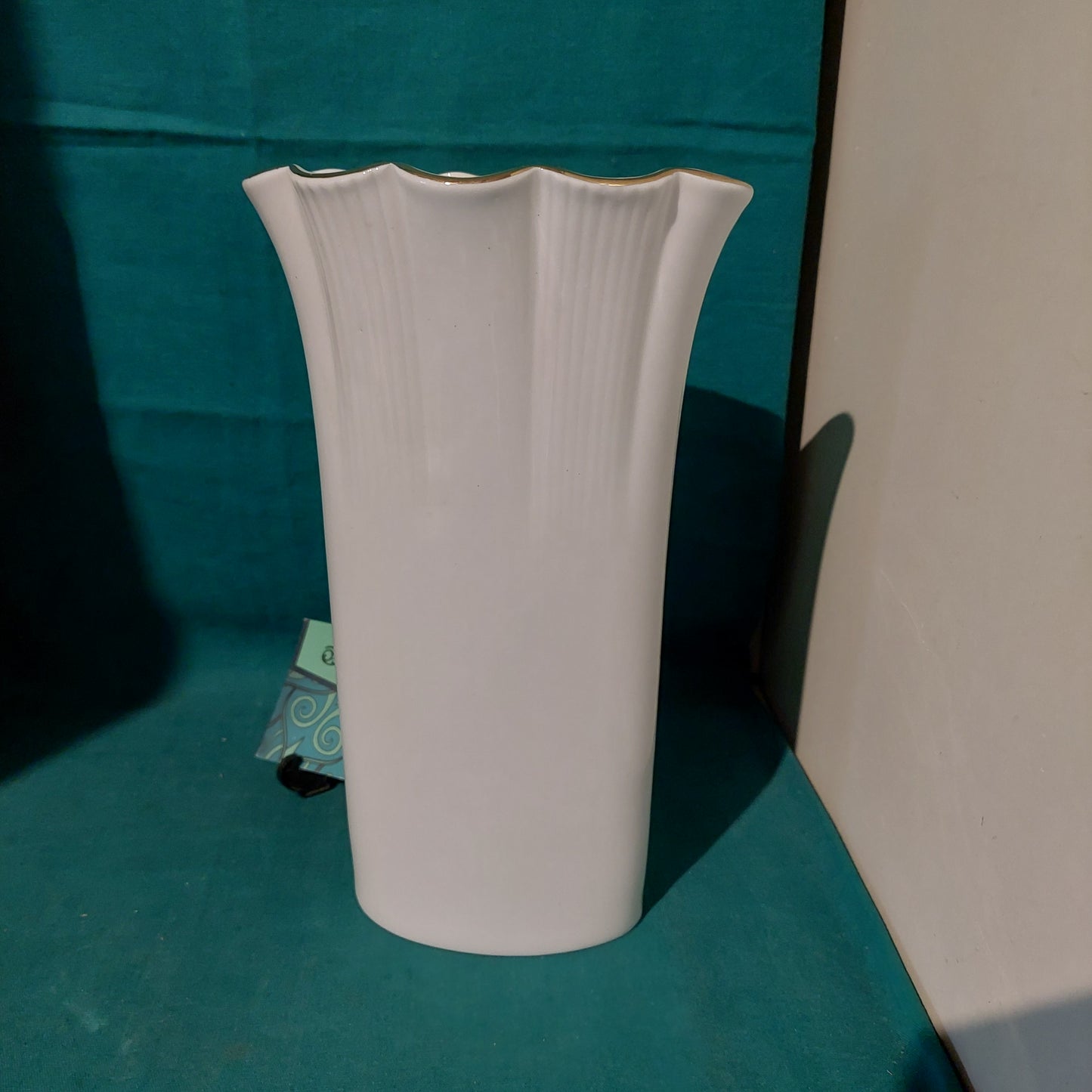 Vaso Porcellana Bianca Decoro Pavoni Oro