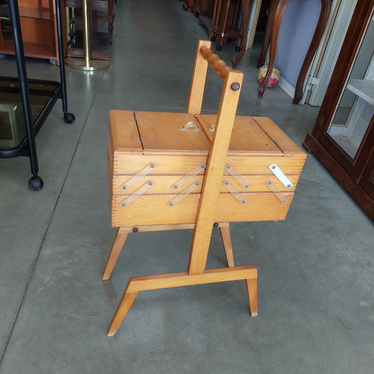Cassettina Portalavoro In Legno Con Attrezzi Sartoria Cm40x21x68h