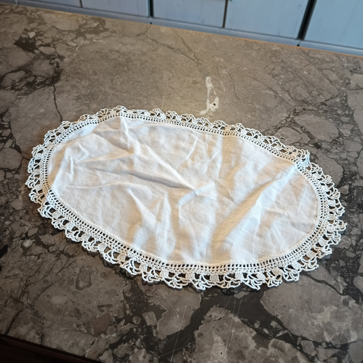 Centrino Ovale Bianco Con Bordura Cm31x20
