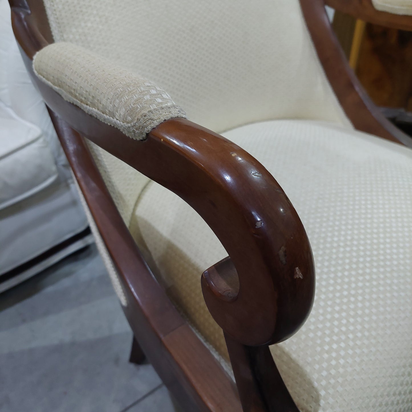 Poltroncina Noce Imb. Beige