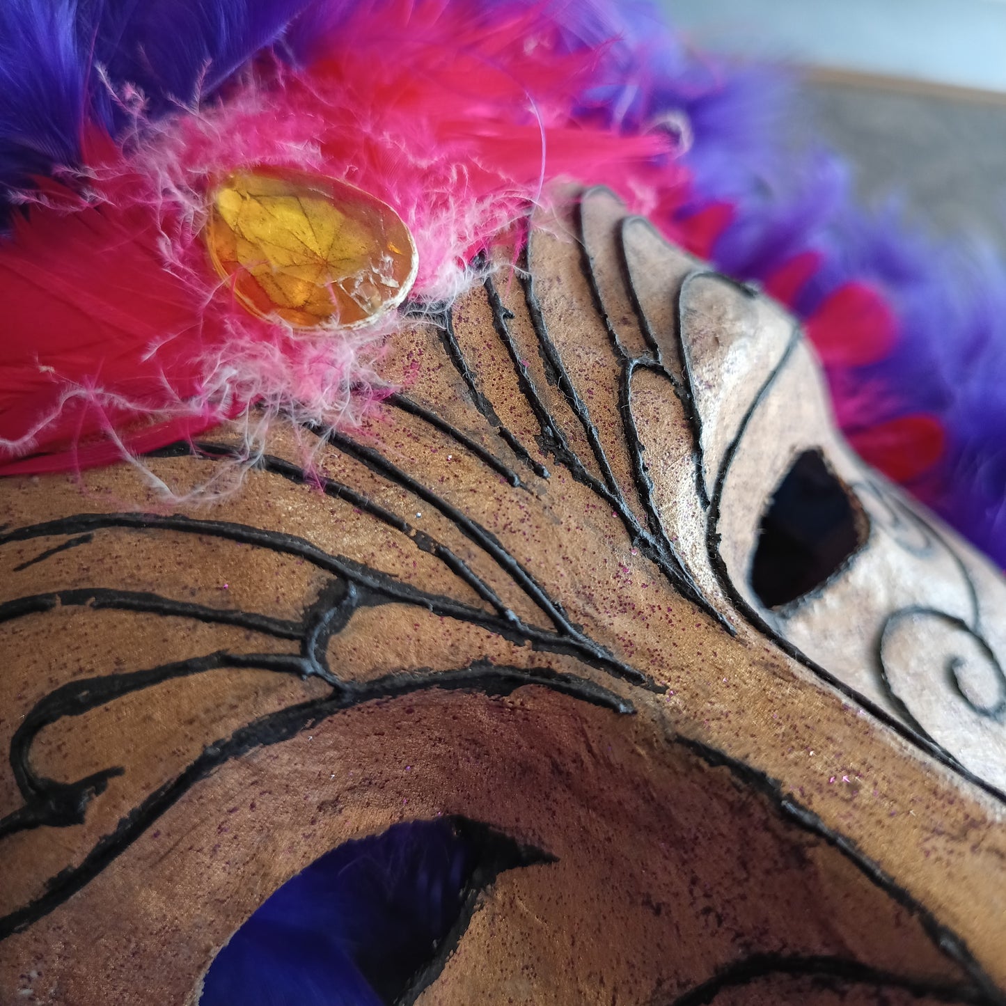 Maschera Cartapesta Con Piume
