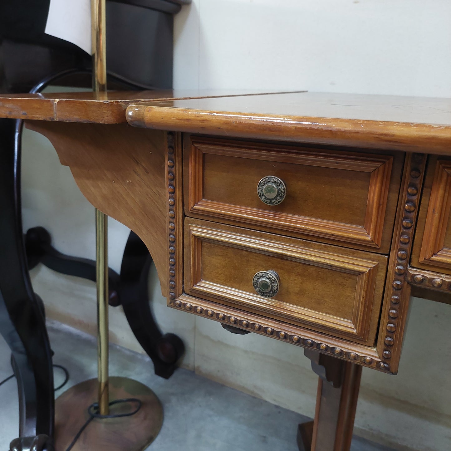 Scrivania Legno* Con Alette 5/cassetti