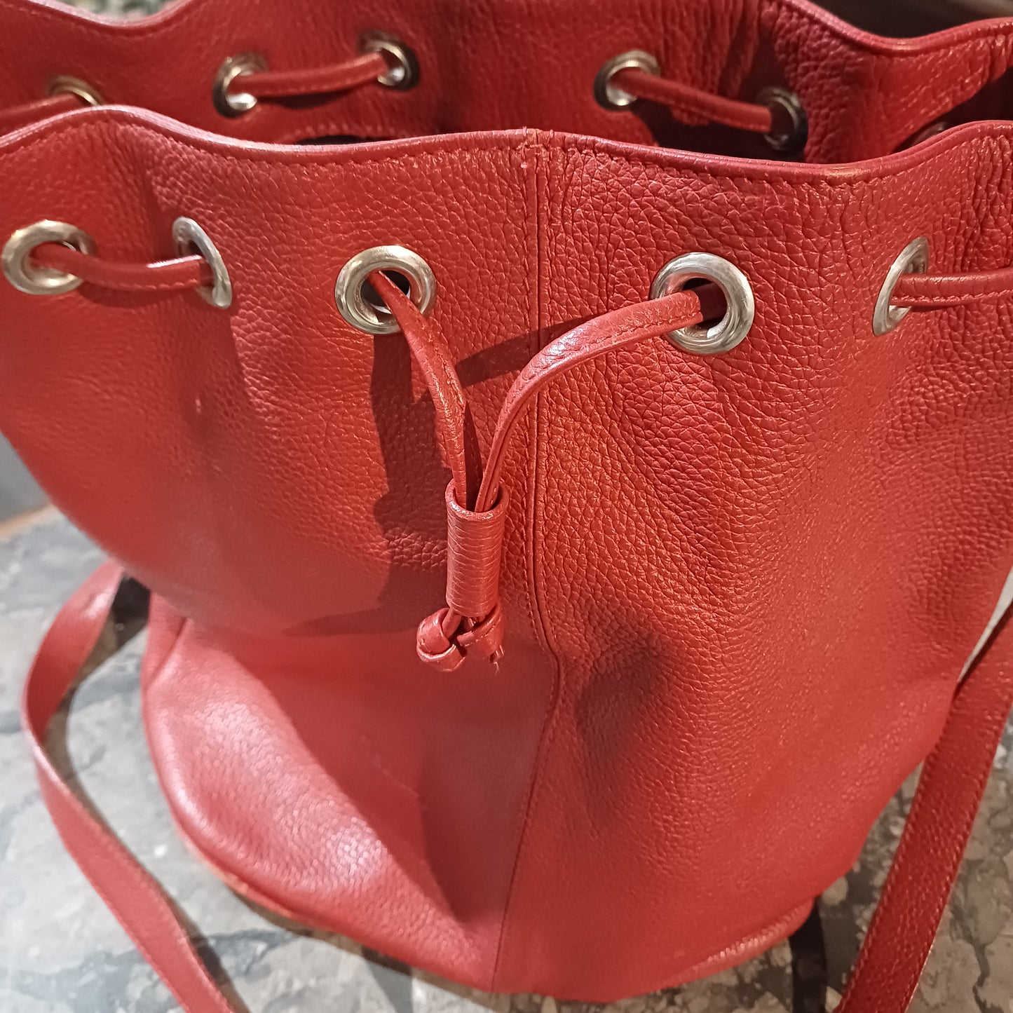 Borsa Rossa A Secchiello In Pelle I Santi
