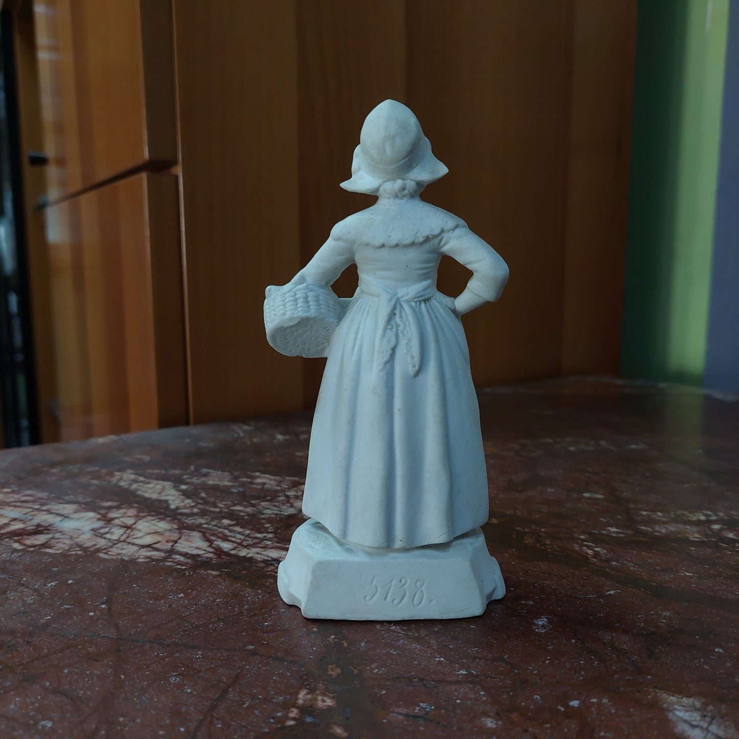 Statuina Antica Contadina Porc Biscuit H15