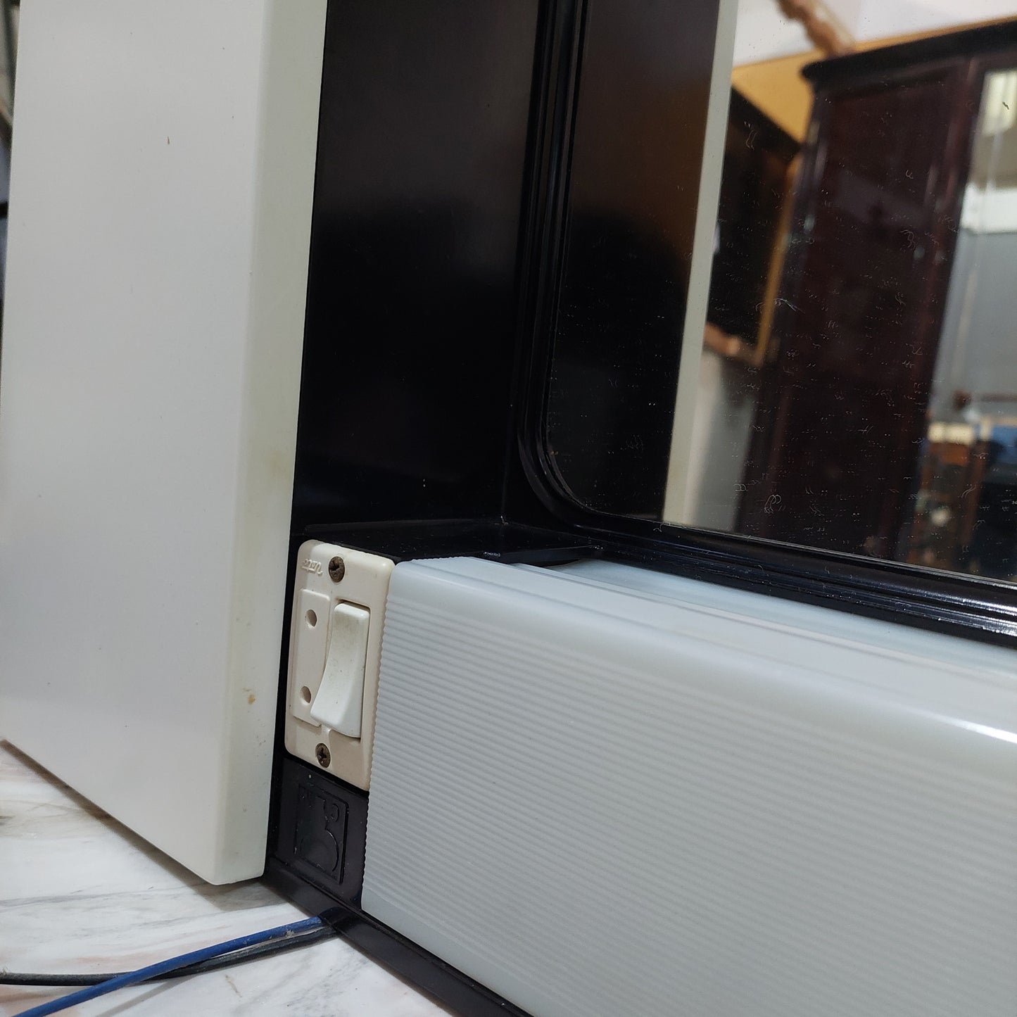 Mobiletto Specchio Bagno Bianco E Nero