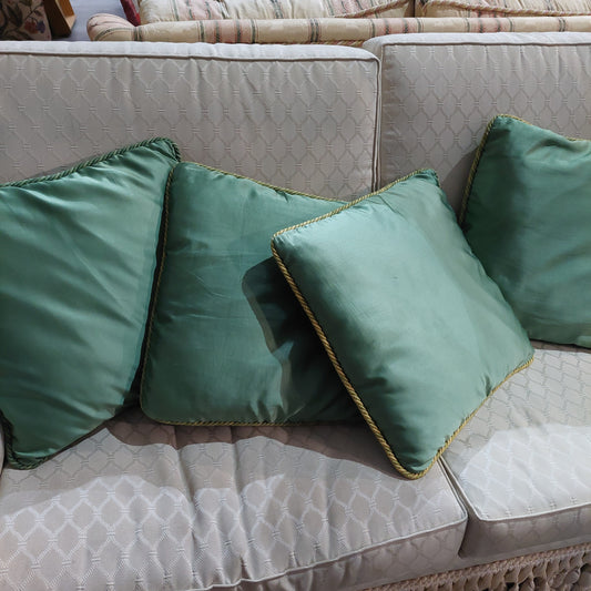 Cuscino Verde Raso Con Bordura Intrecciata