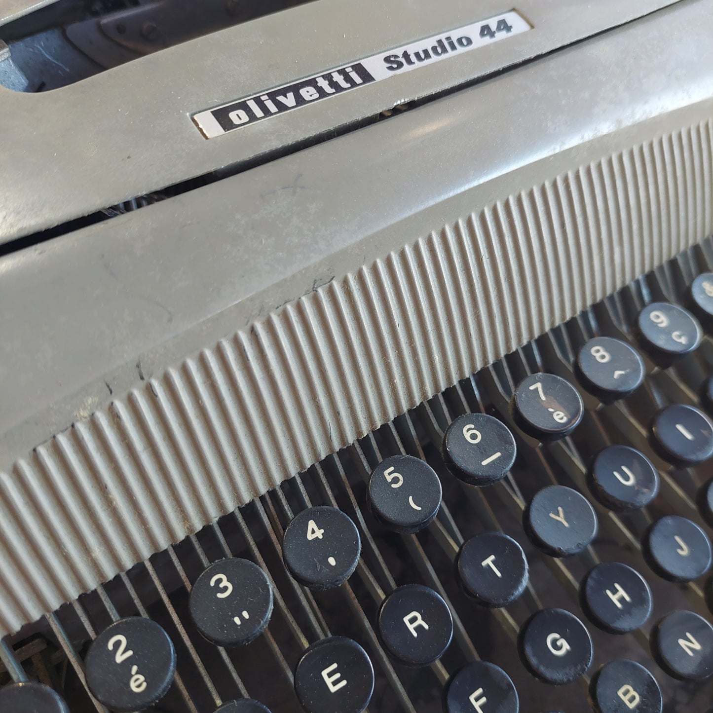 Macchina Da Scrivere Olivetti Studio 44 C/valigetta