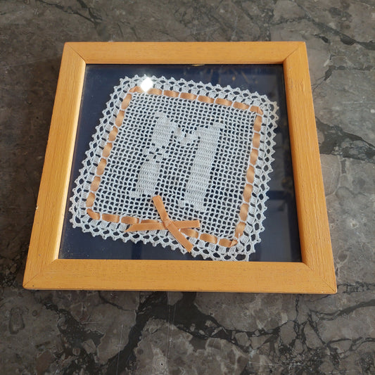 Quadretto Centrino Uncinetto Lettera M Cm24,5x24,5