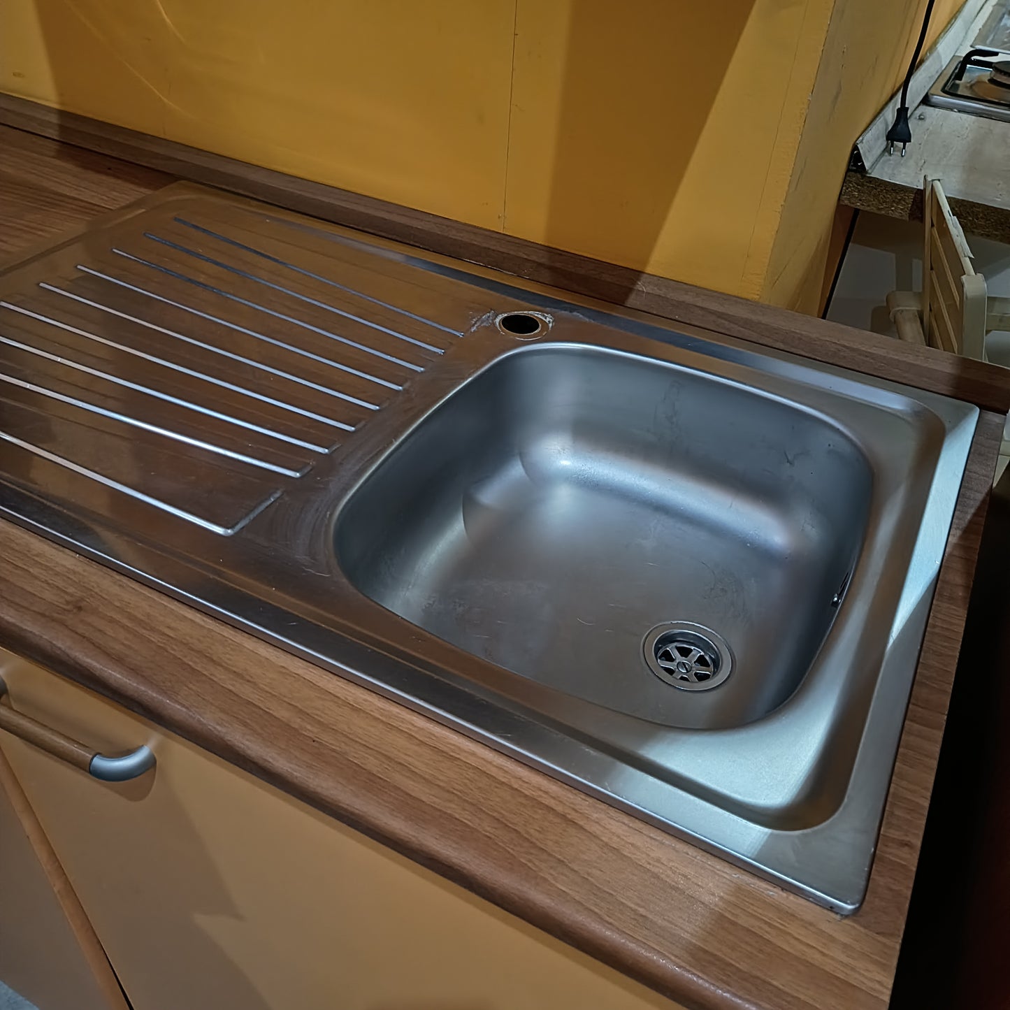 Cucina Lineare Arancio Cm221+60 Colonna