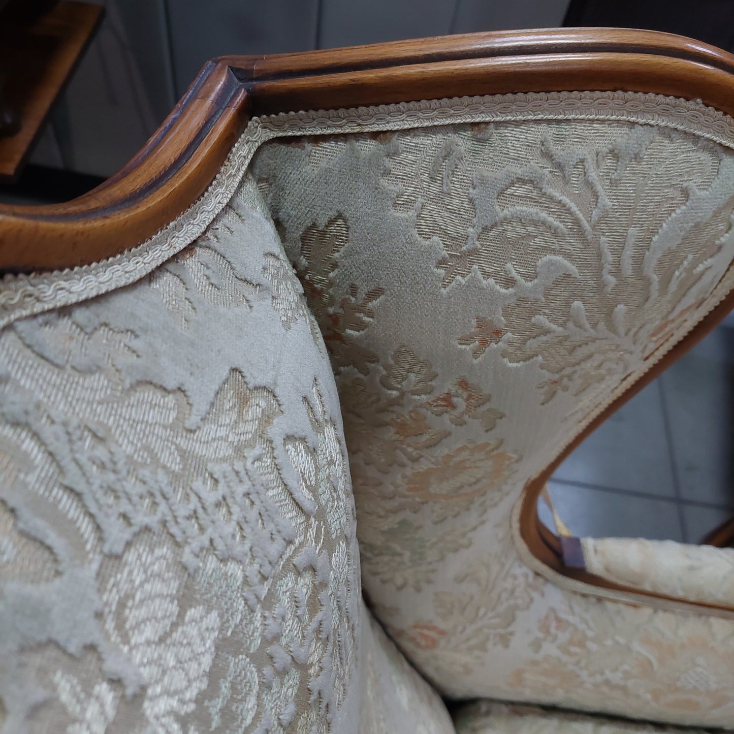 Poltrona Bergere Noce Tessuto Damascato Beige