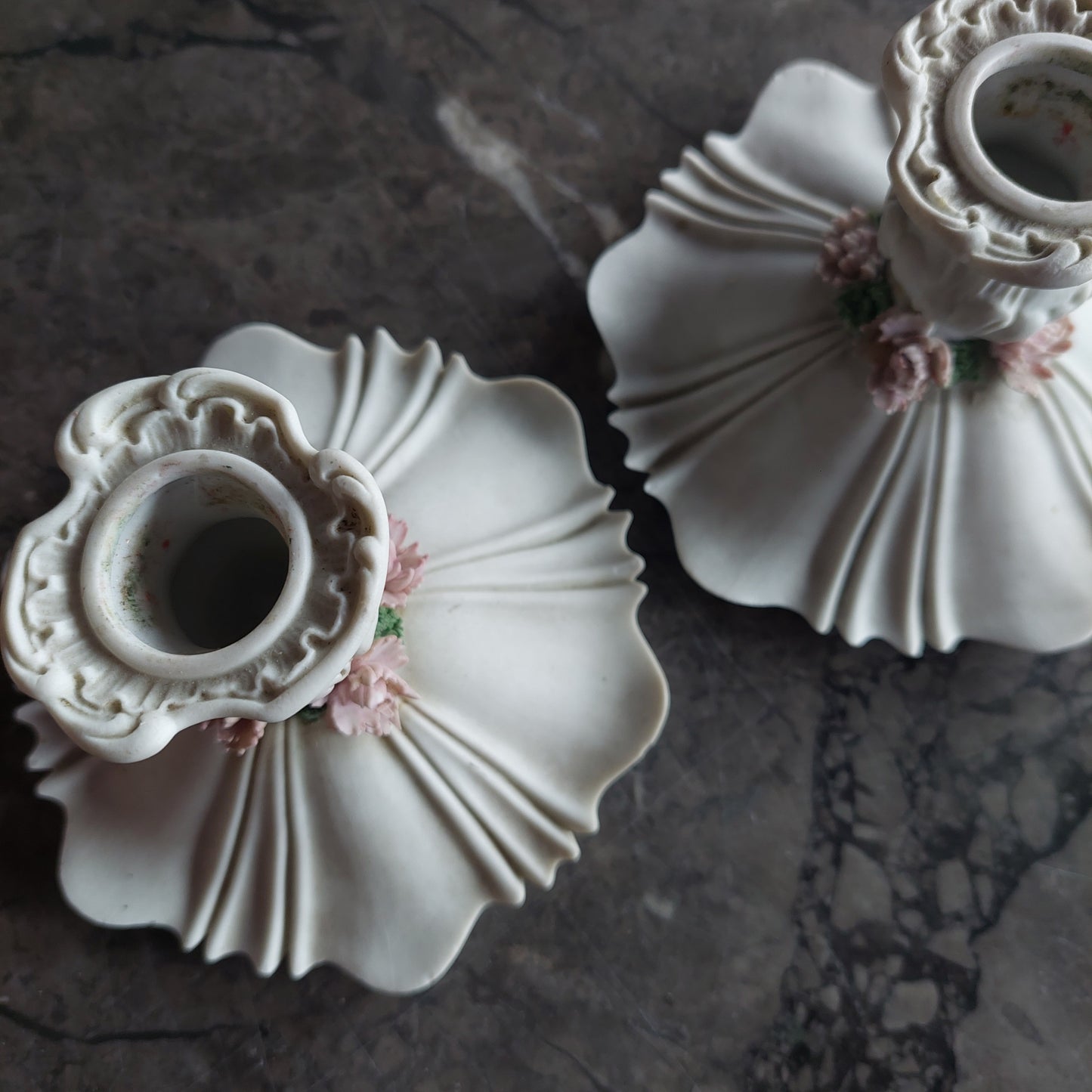 Coppia Portacandele Porcellana* Capodimonte Biscuit Triade Di Benacchio