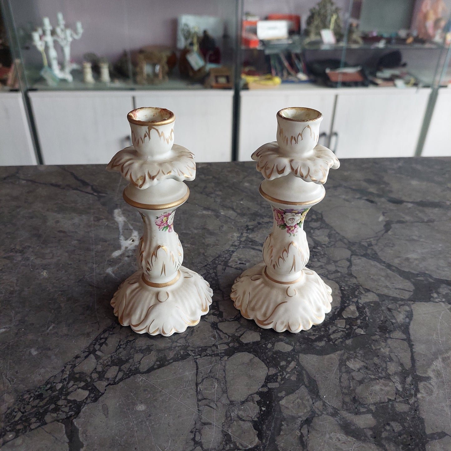Coppia Candelabri Porcellana 3bo Decoro Fiori E Oro