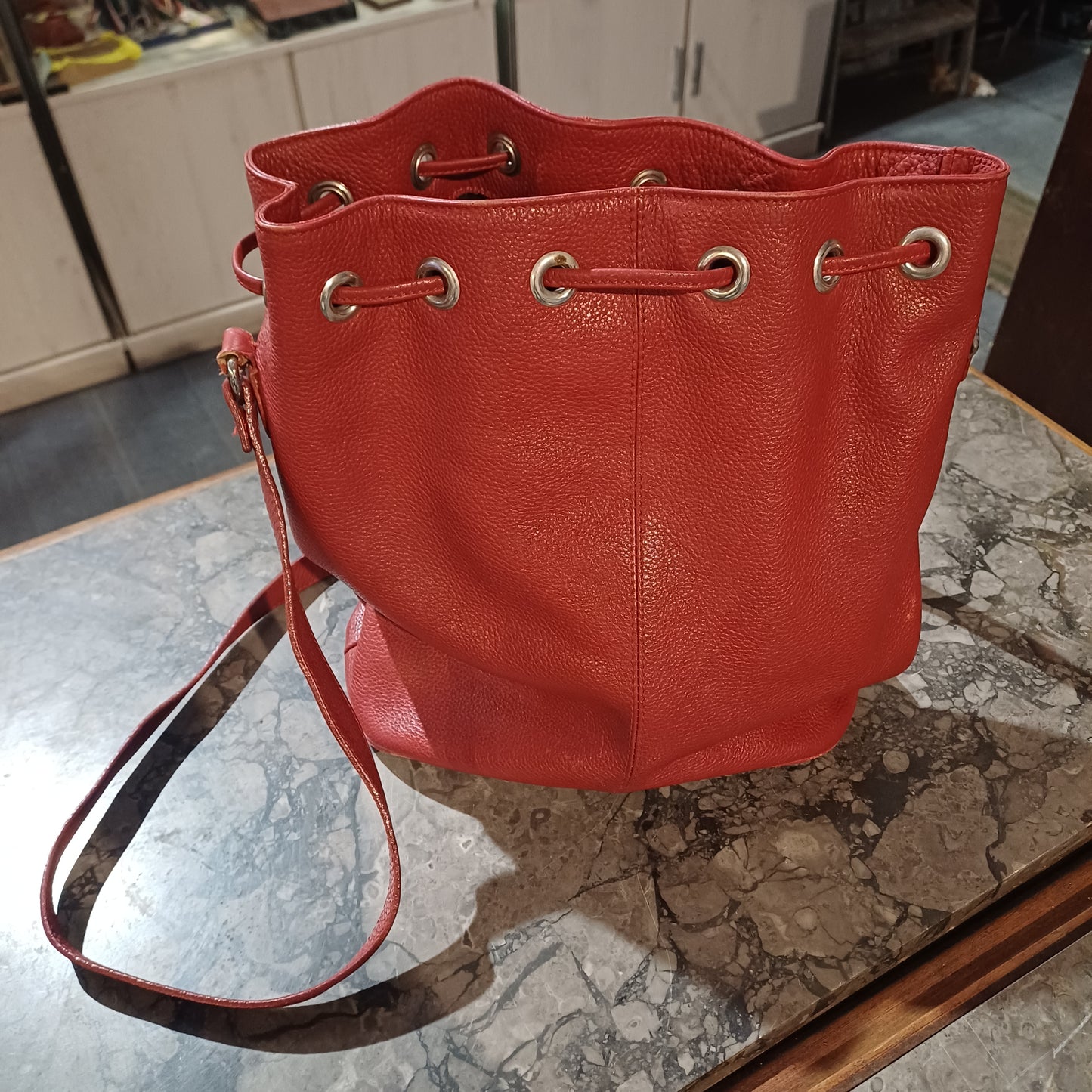 Borsa Rossa A Secchiello In Pelle I Santi
