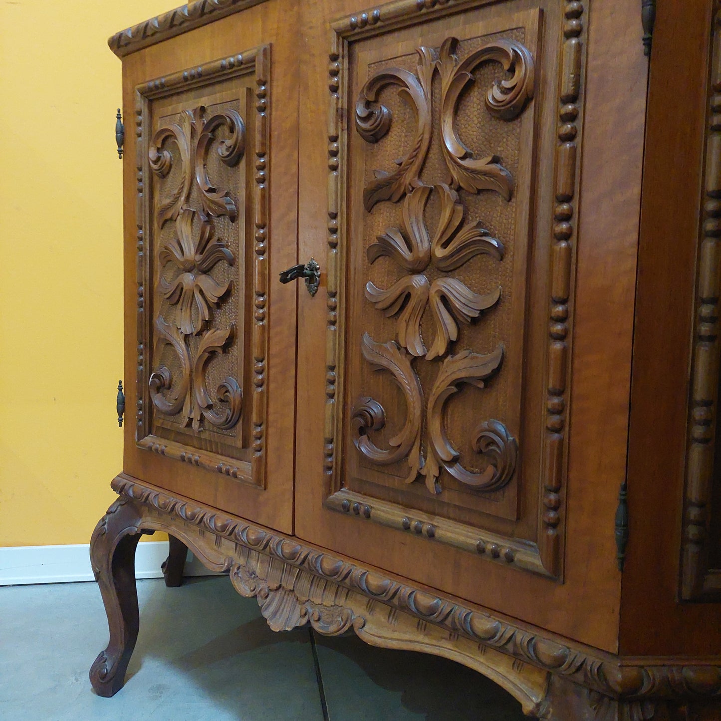 Vetrina Angolare Legno Intagliato Cm90x90x210h