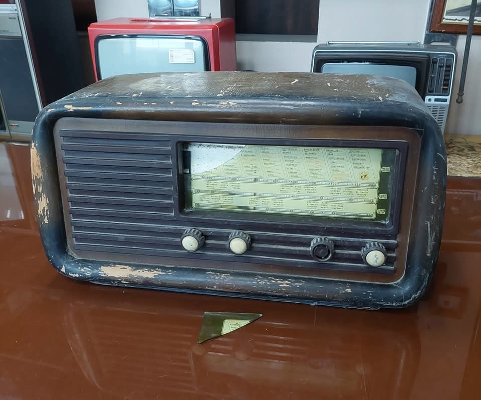 Radio A Valvole D'epoca Da Restaurare
