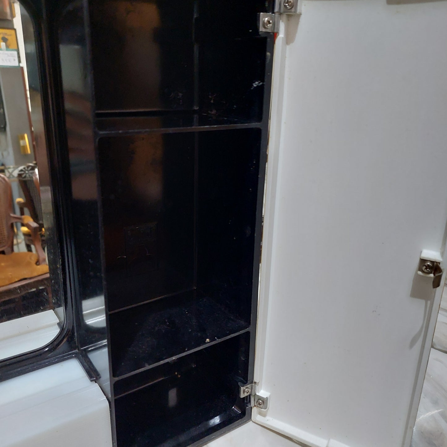 Mobiletto Specchio Bagno Bianco E Nero