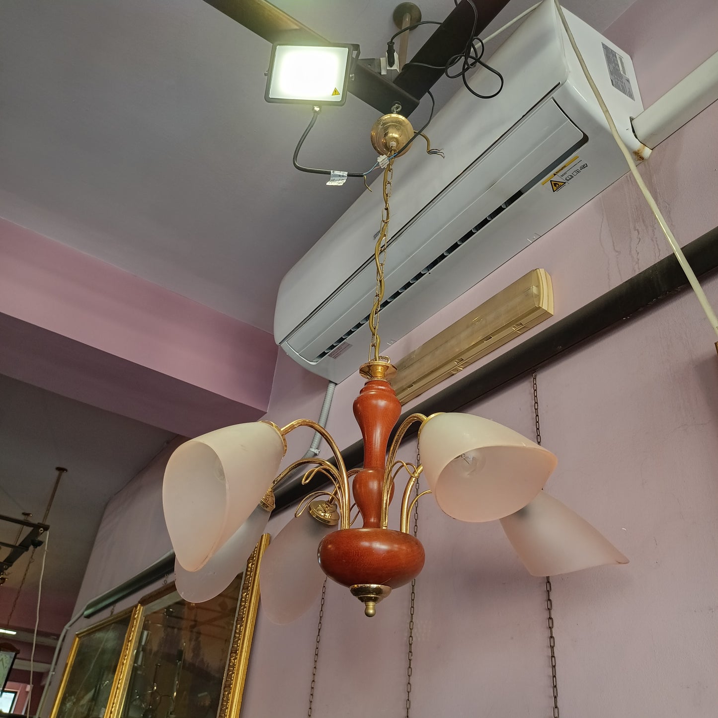 Lampadario Legno Ottone * 5 Coppe Vetro Rosa